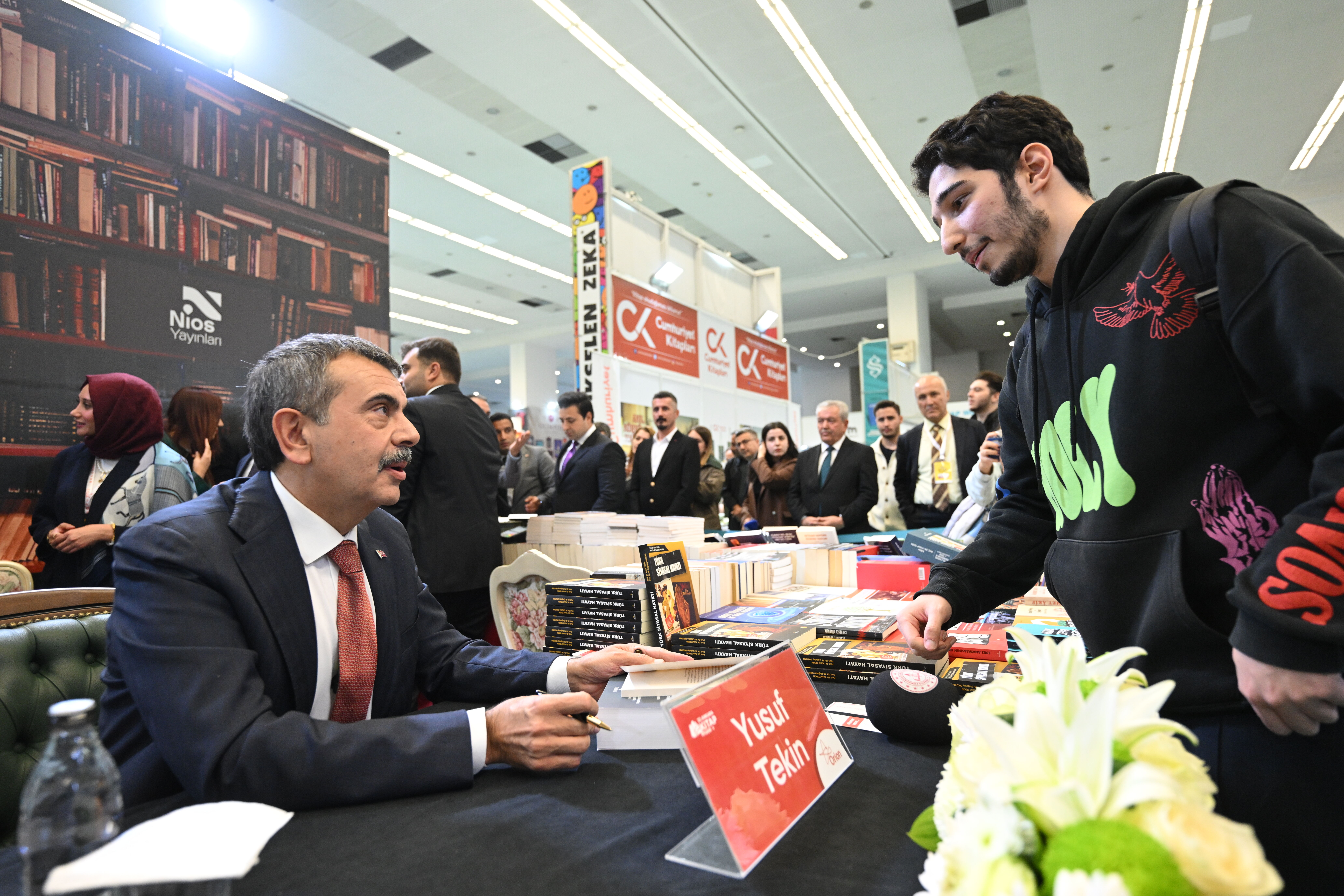 Milli Eğitim Bakanı Tekin, 22. Ankara Kitap Fuarı'nda kitaplarını imzaladı: