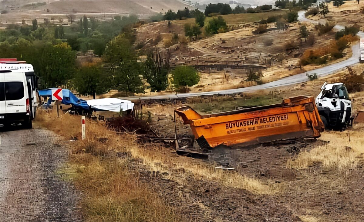 Güdül'de devrilen kamyonun sürücüsü yaralandı