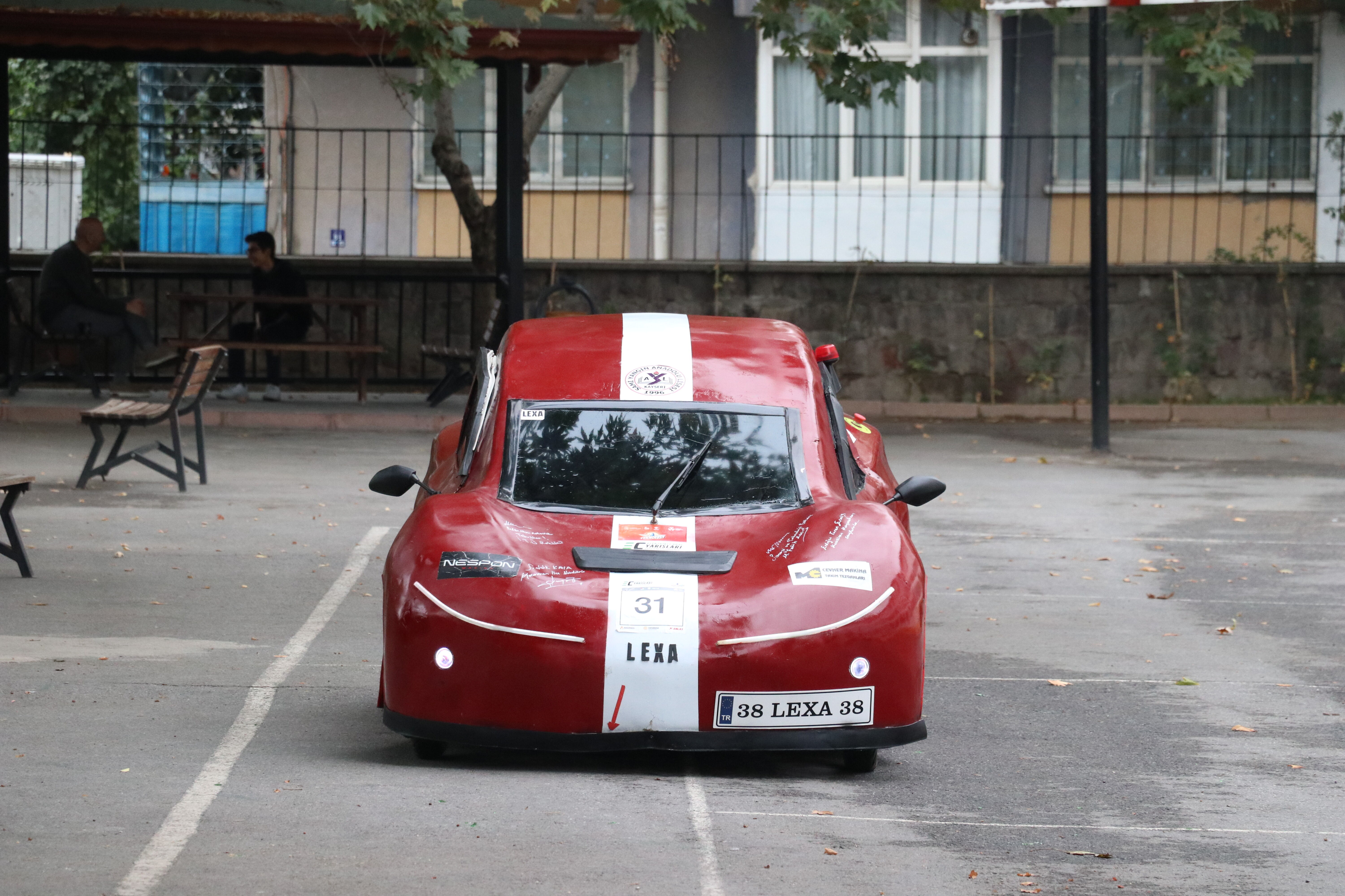 Liseliler okulun atölyesinde ürettikleri elektrikli araç 'Lexa'yı geliştirmek için çalışıyor