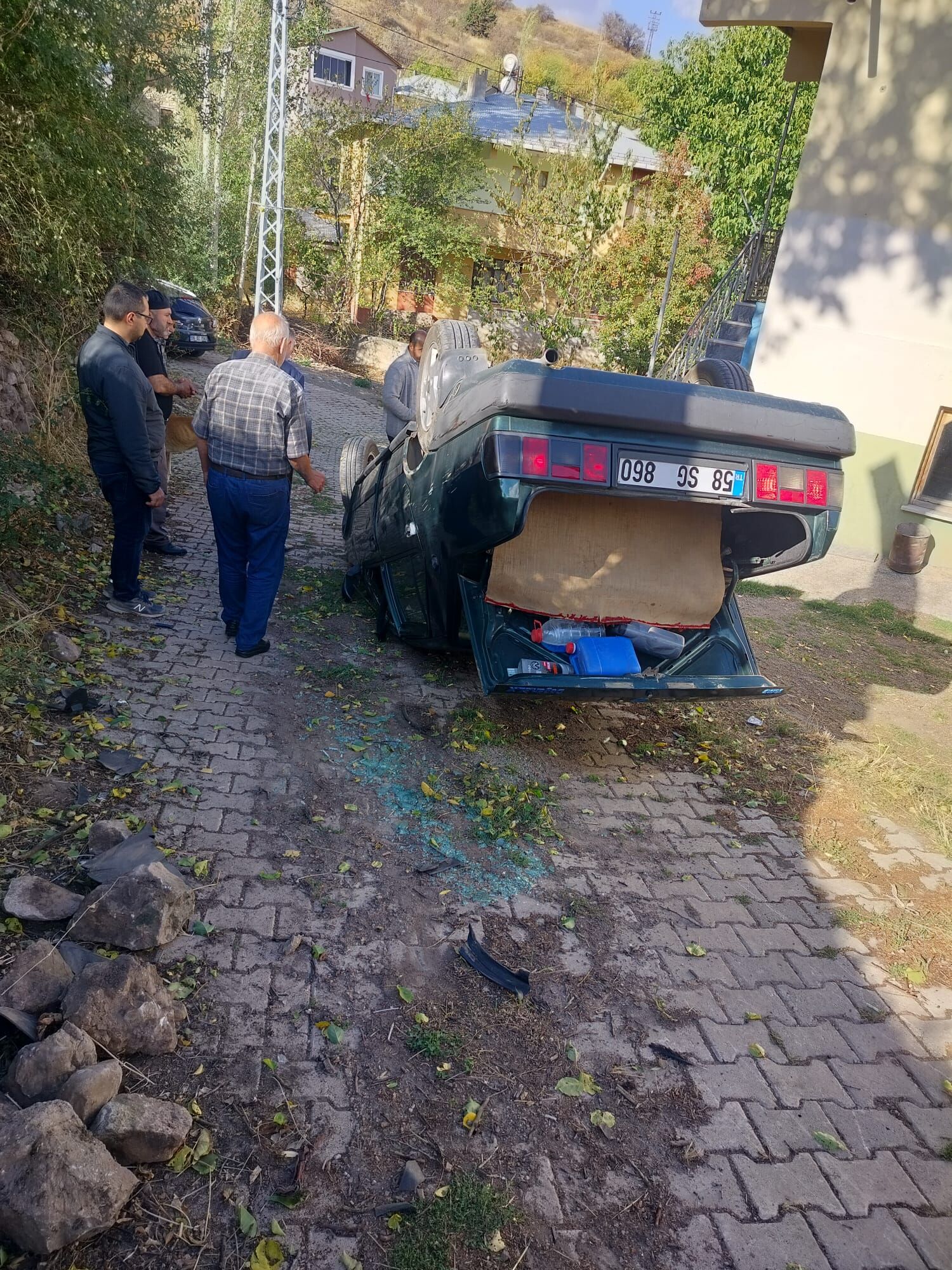 Akıncılar'da devrilen otomobildeki 2 kişi yaralandı