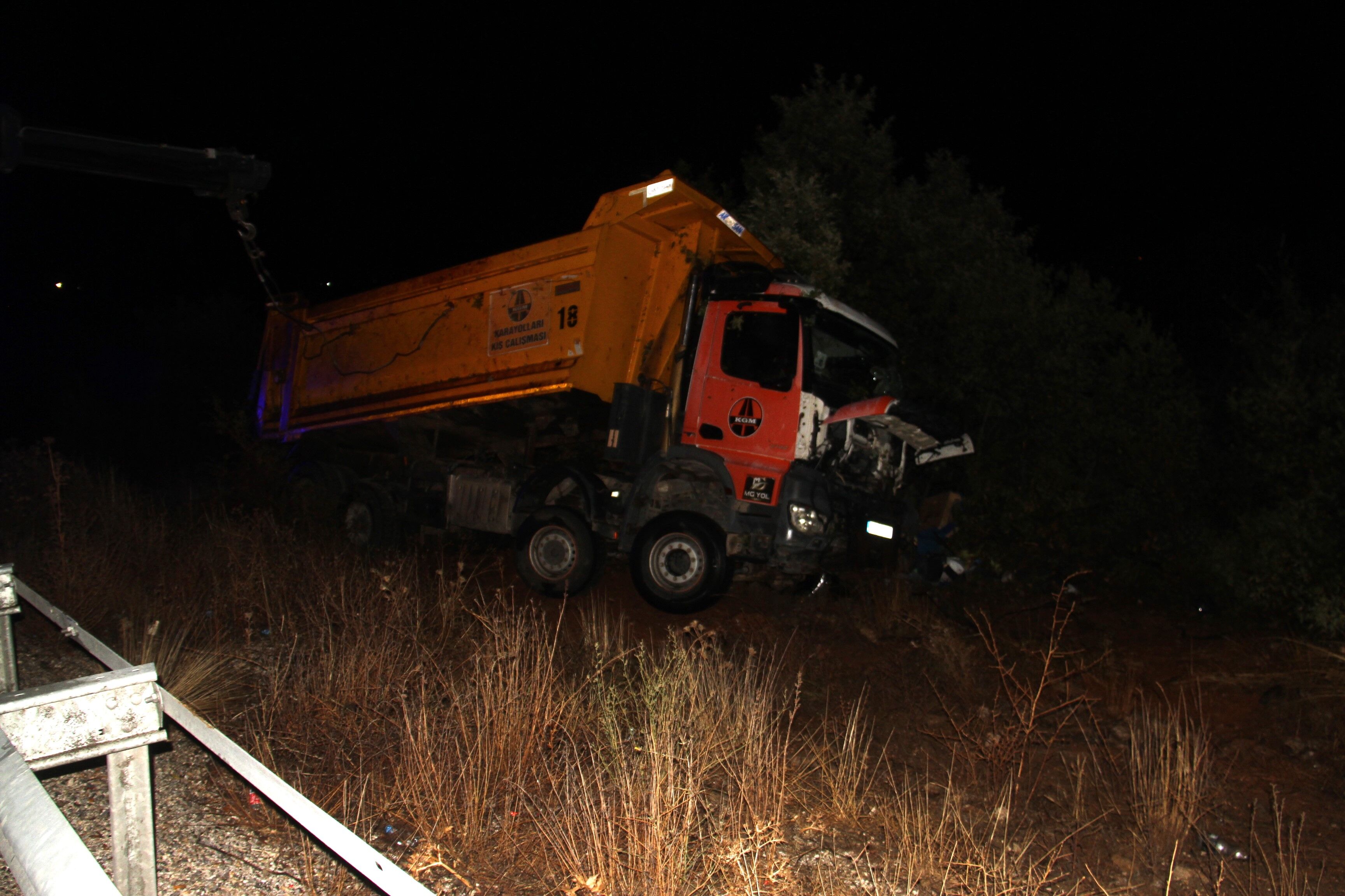Konya'da kamyonun şarampole devrilmesi sonucu 2 kişi öldü, 1 kişi yaralandı