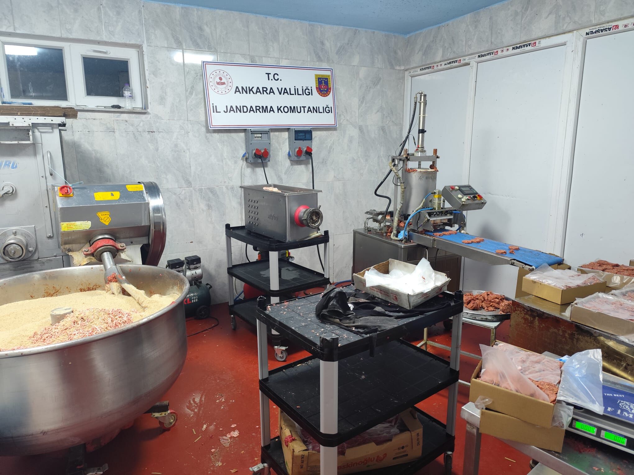 Başkentte 3 iş yerinde 17 ton bozuk et ele geçirildi