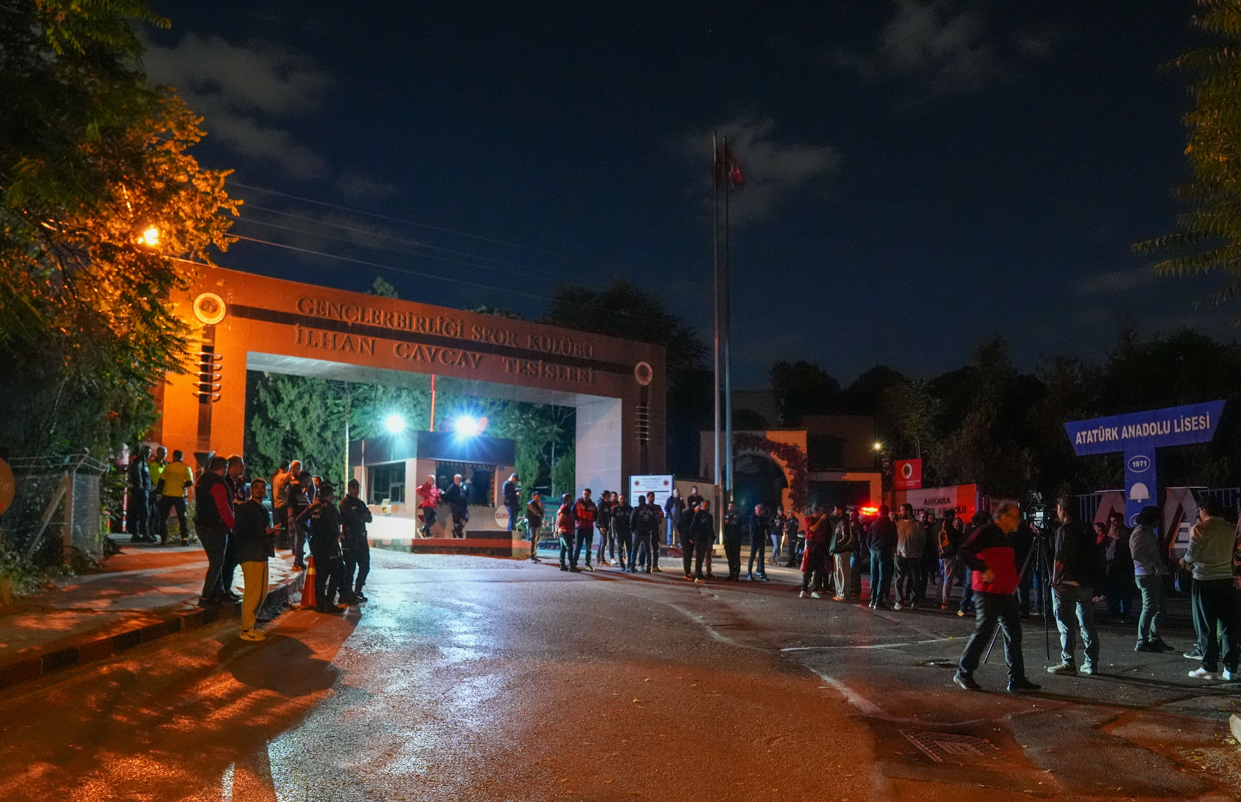 Gençlerbirliği taraftarı, genel kurul talebiyle Beştepe'de toplandı