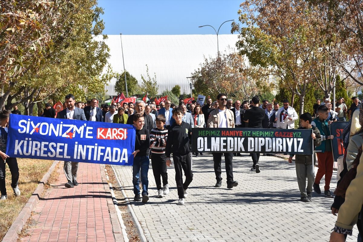 Karaman'da üniversite öğrencileri Filistin'e destek için yürüdü