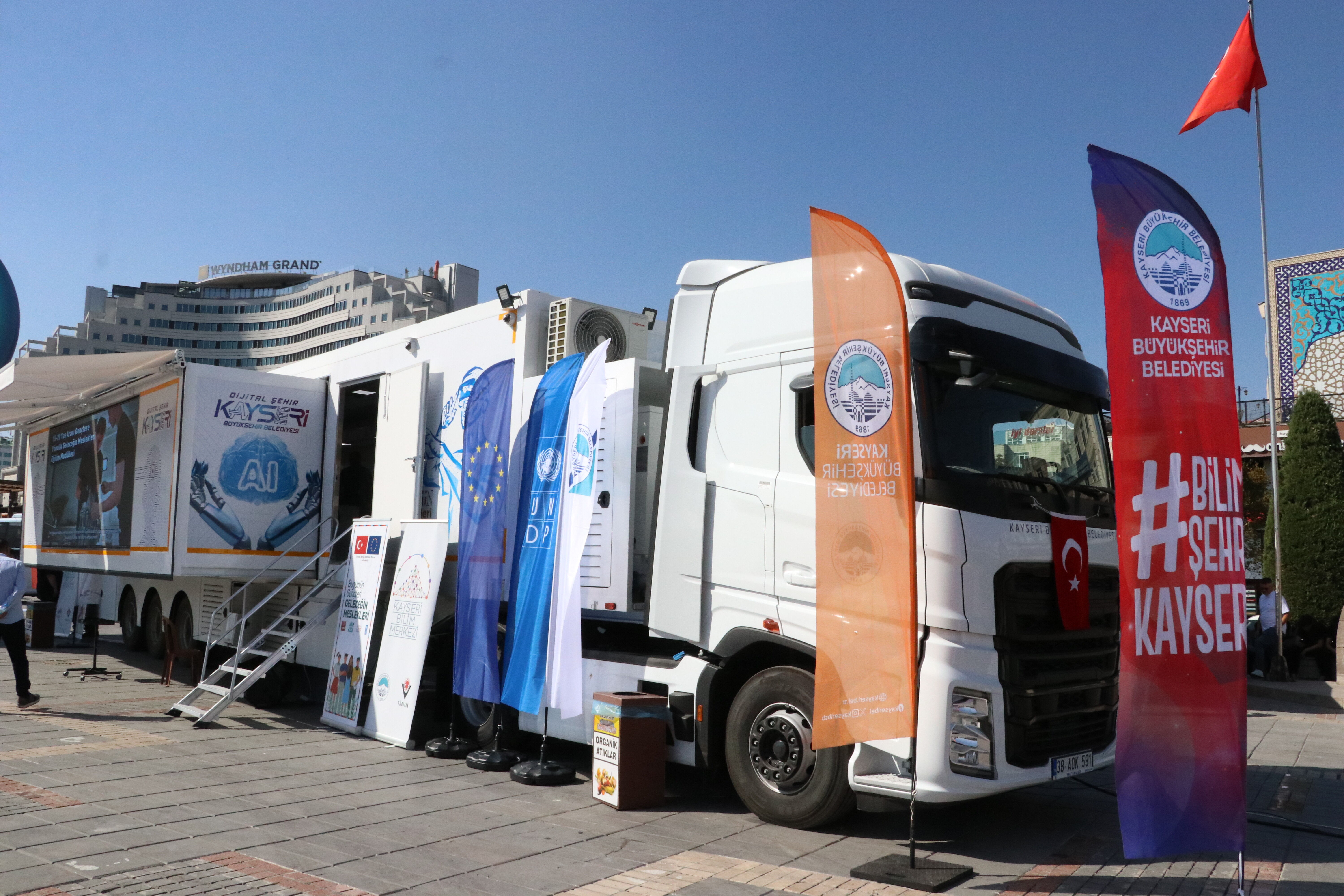 Kayseri'de Mobil Dijital Gençlik Merkezi açıldı
