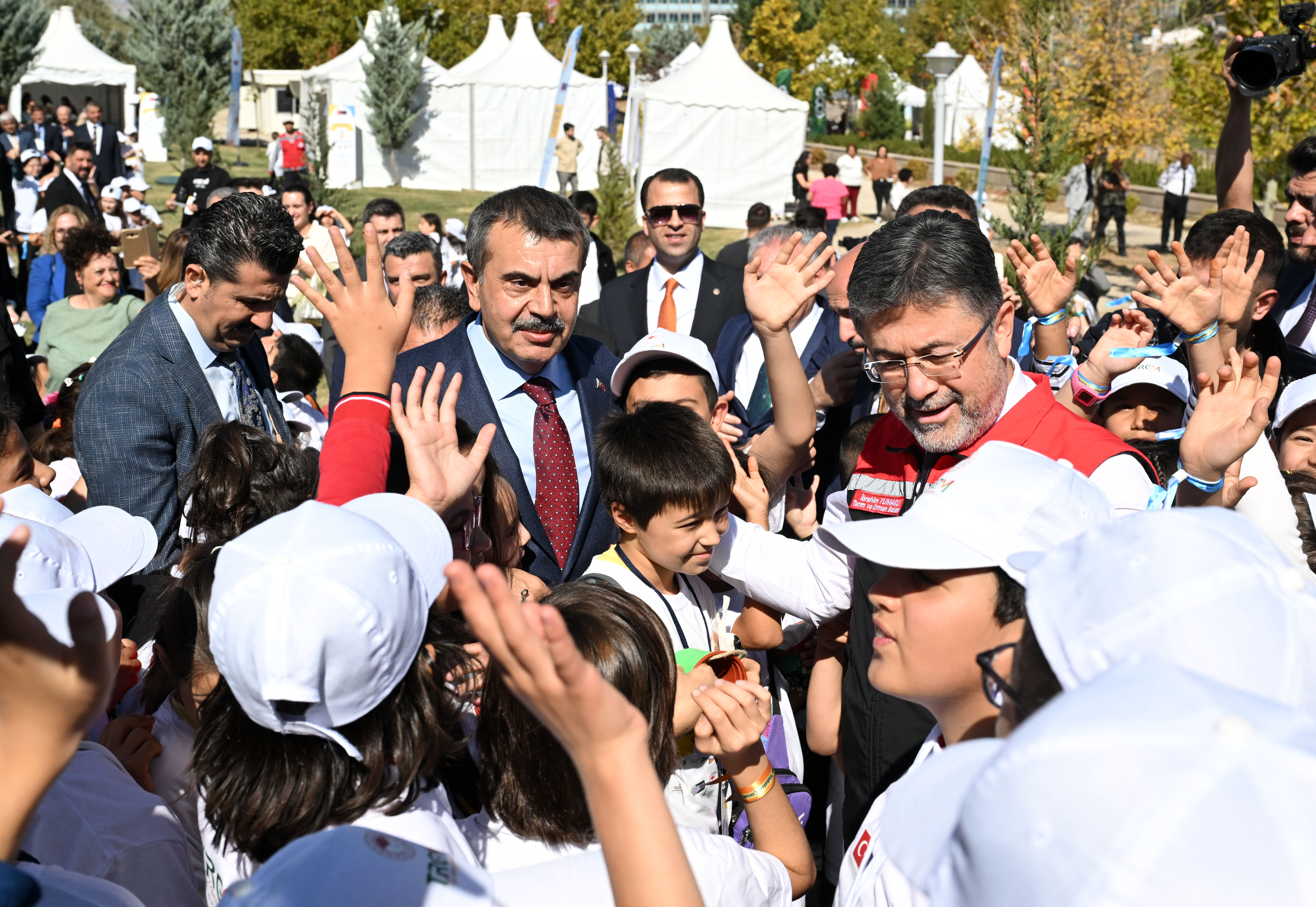 Bakan Yumaklı ve Bakan Tekin, 'Tarımın Yıldızları Çocuk Şenliği' alanını ziyaret etti