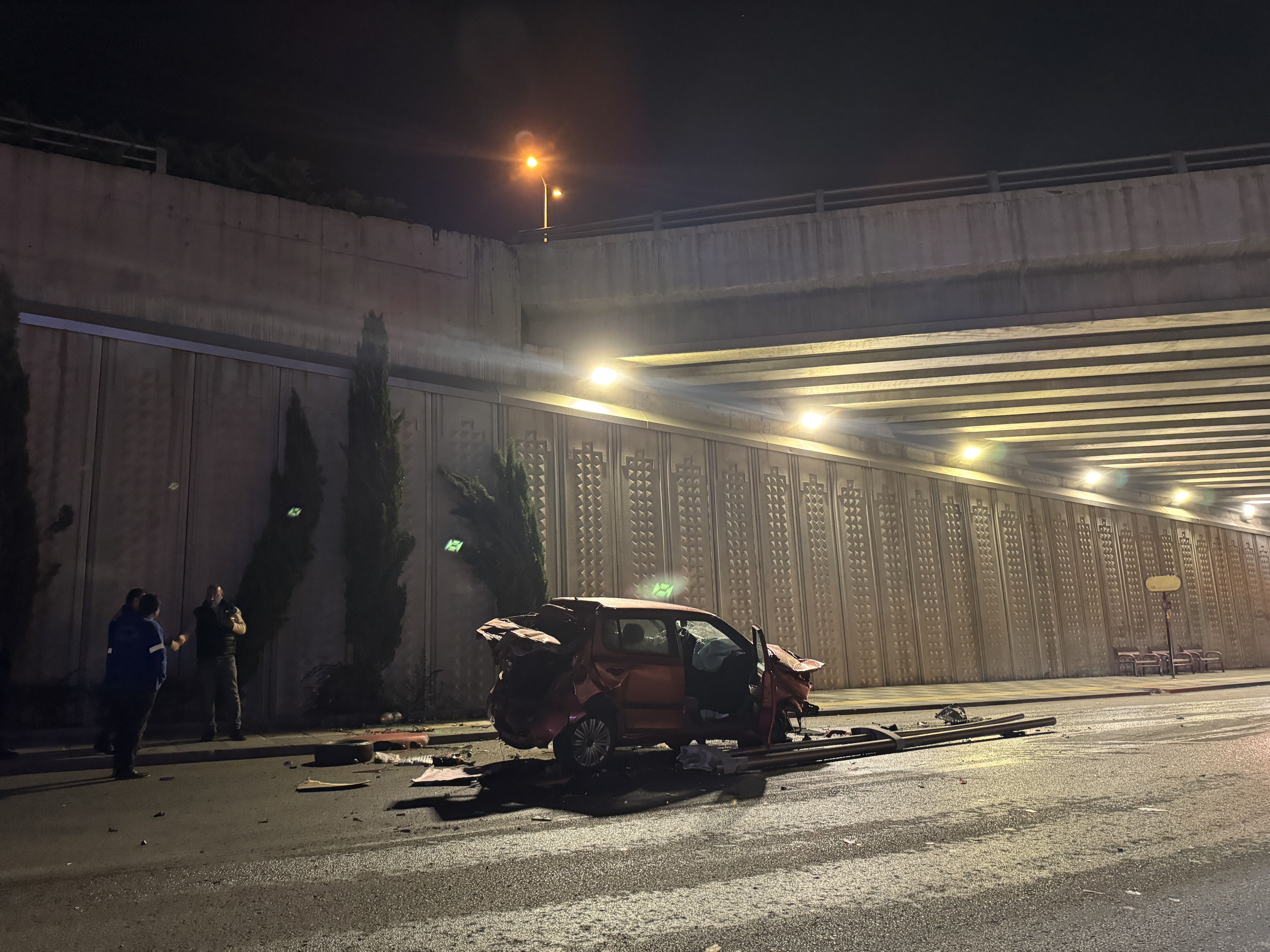 Ankara'da köprüden düşen otomobilin sürücüsü ağır yaralandı
