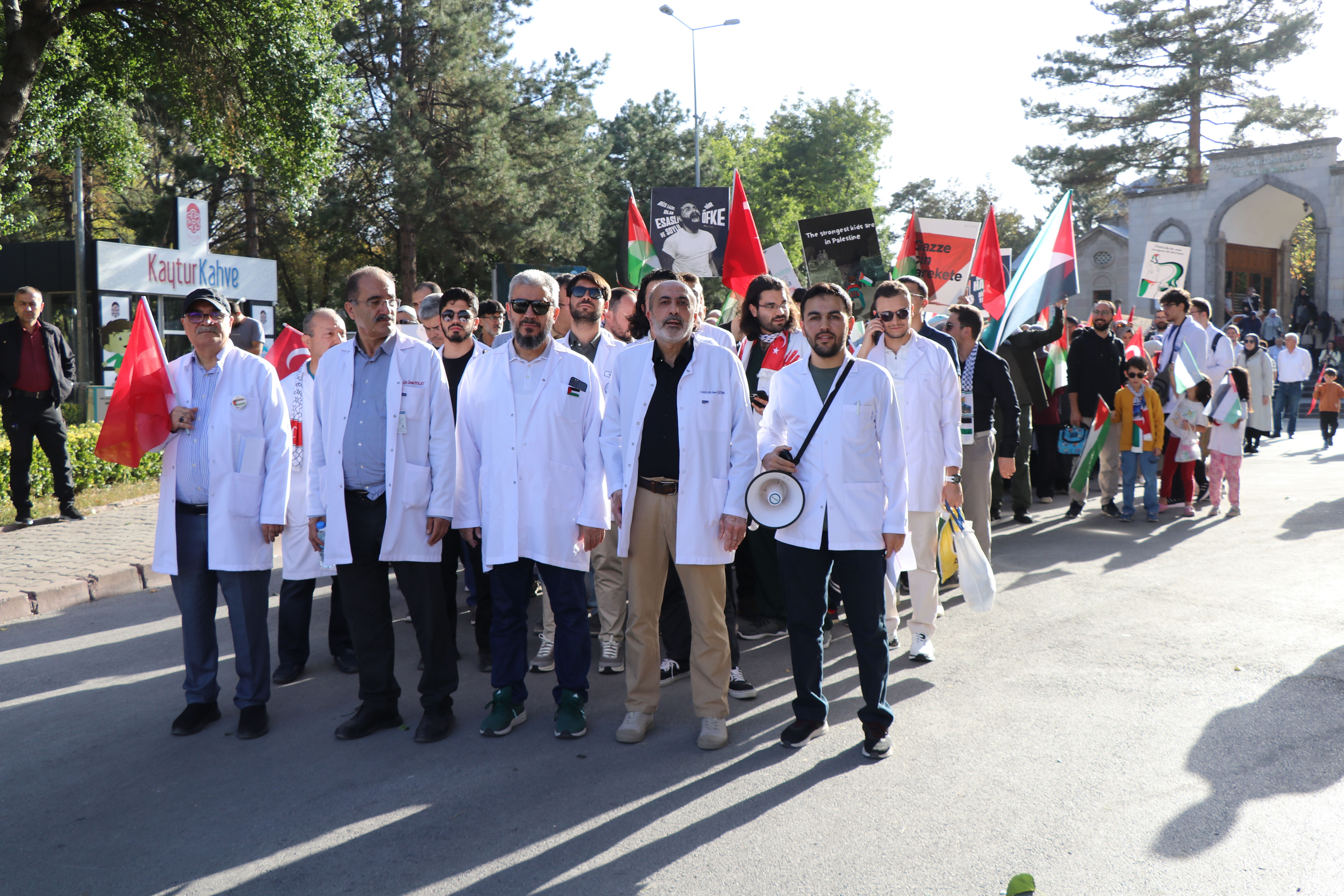 Kayseri'de sağlık çalışanları Gazze'ye destek için 'vicdan yürüyüşü' düzenledi
