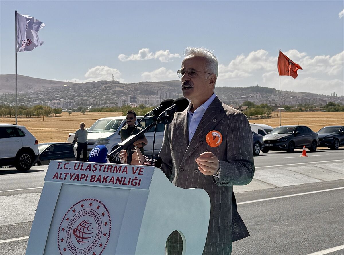 Ulaştırma ve Altyapı Bakanı Uraloğlu, Kırşehir'de tamamlanan 3 kara yolu projesinin açılışını yaptı