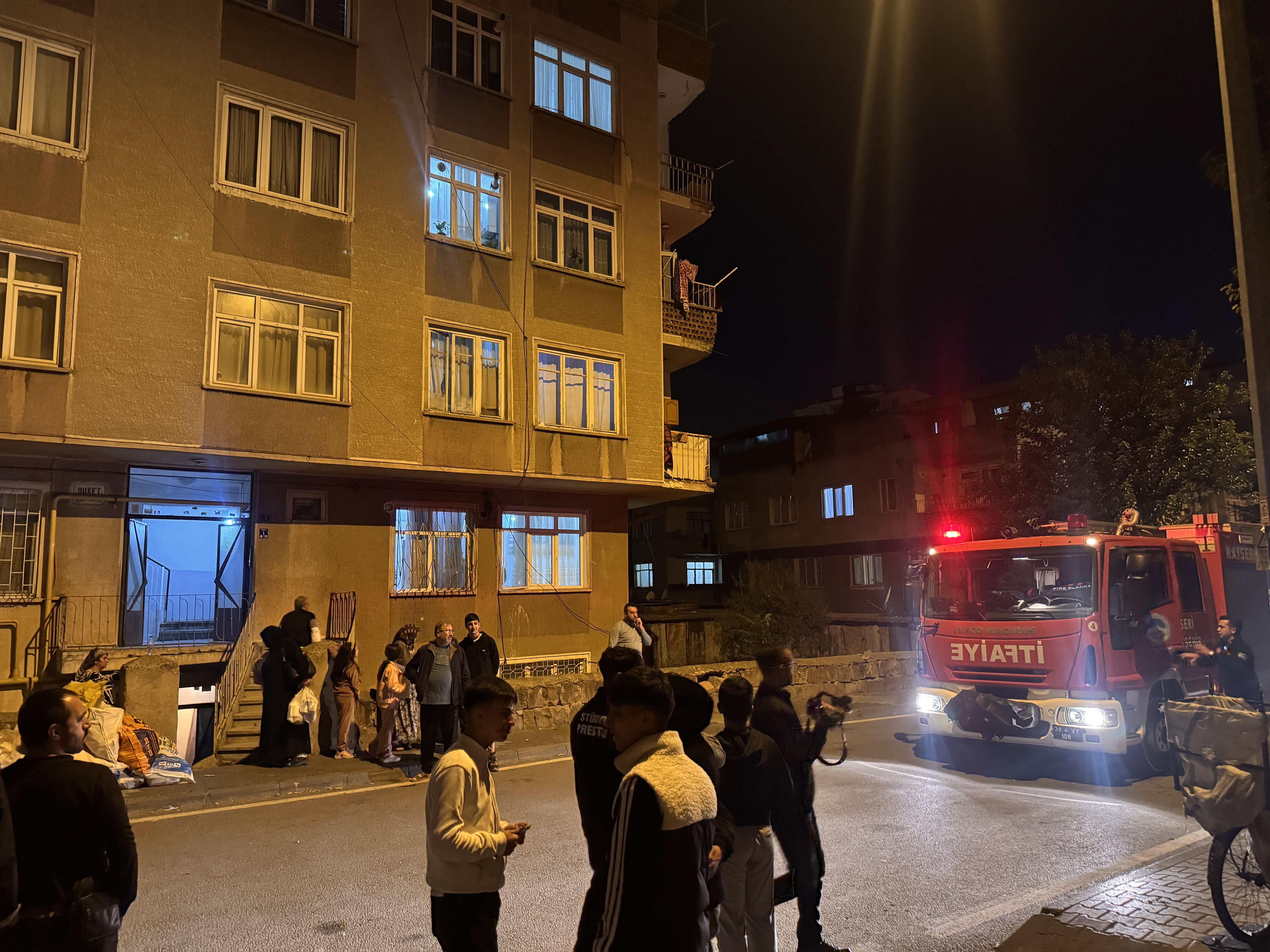 Kayseri'de bir binada zemindeki seramiklerin patlaması paniğe neden oldu