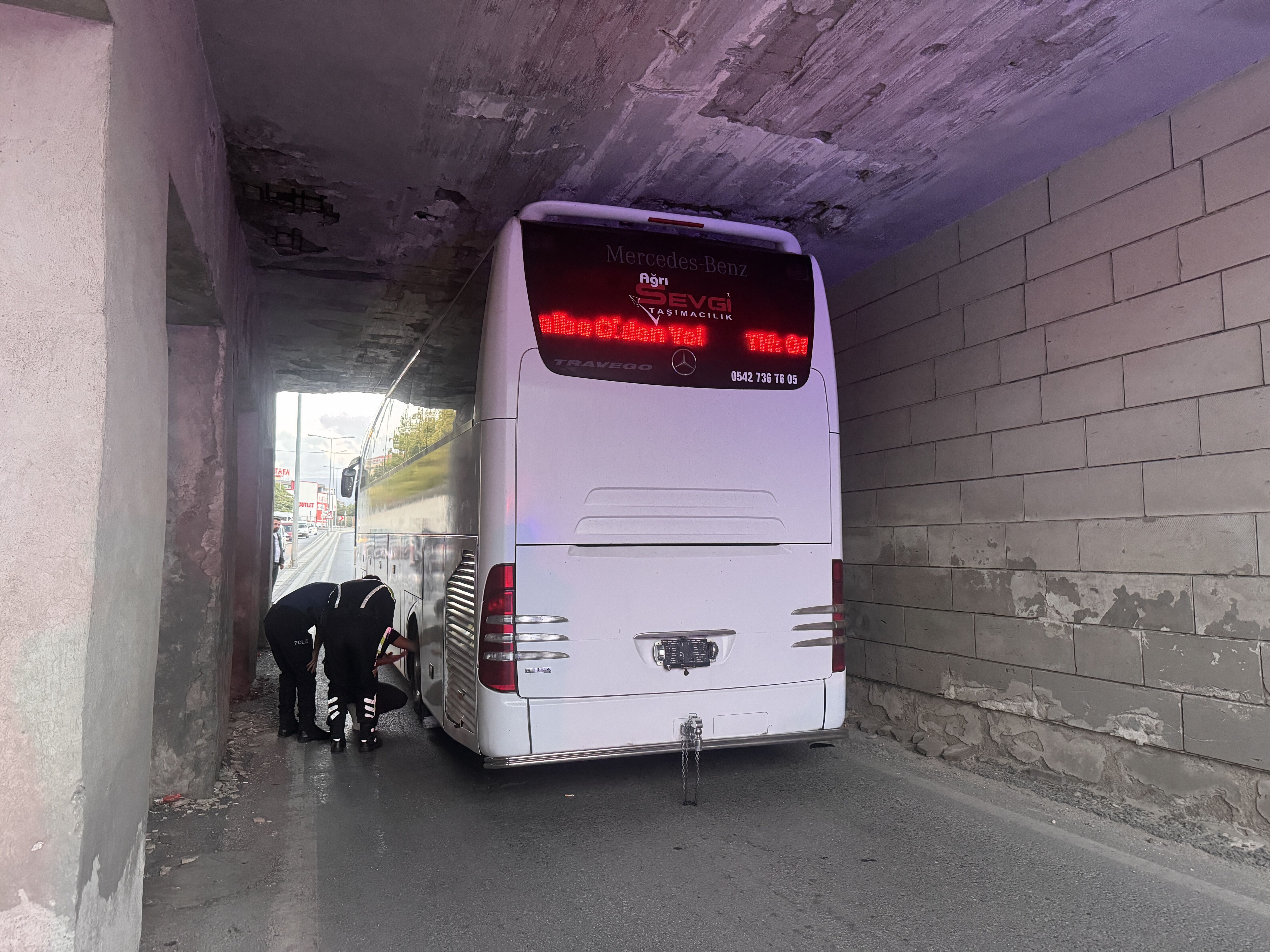 Ağrı 1970 SK takım otobüsü Kayseri'de alt geçitte sıkıştı