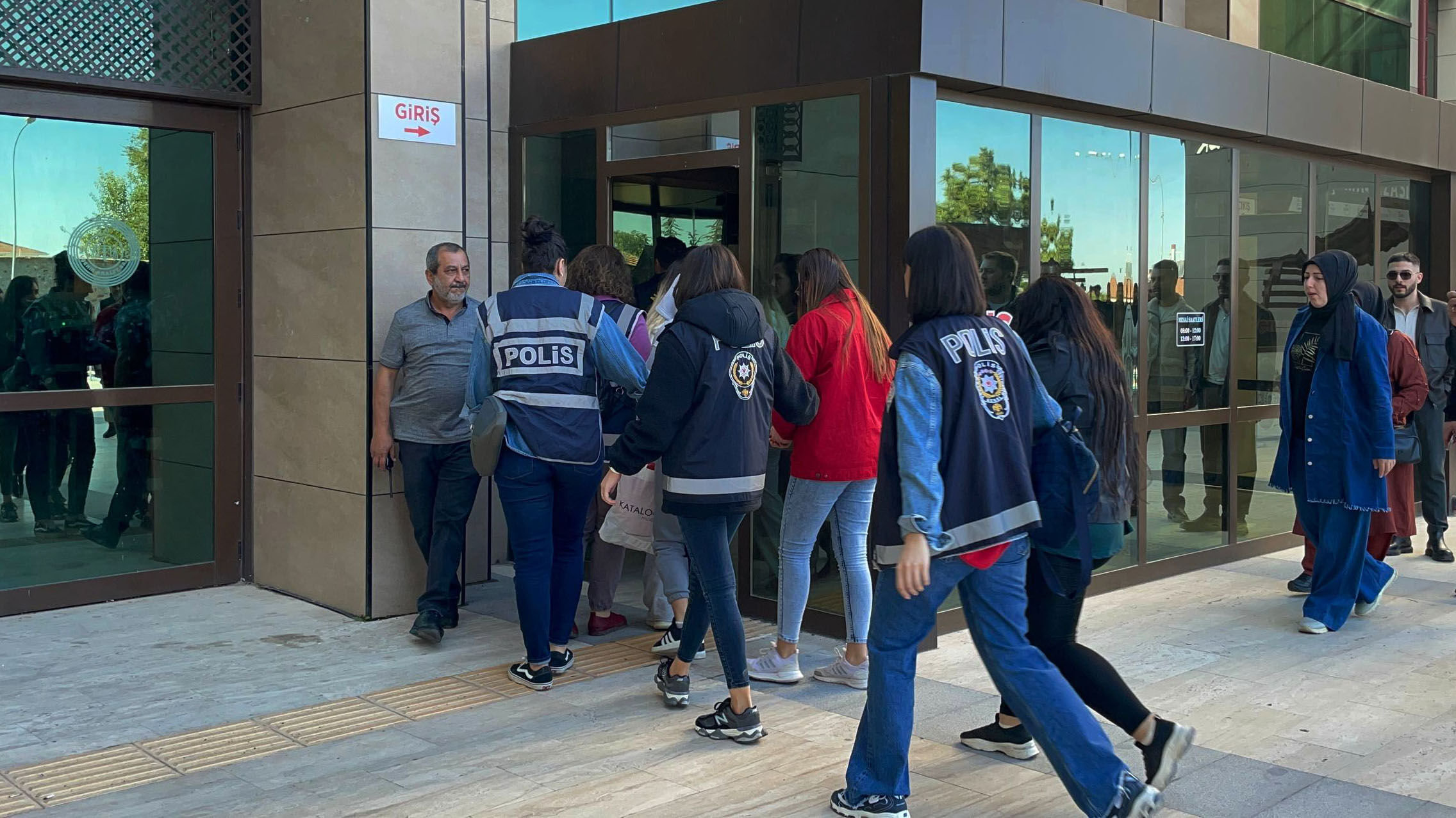 Nevşehir'deki fuhuş operasyonunda gözaltına alınan zanlılardan biri tutuklandı