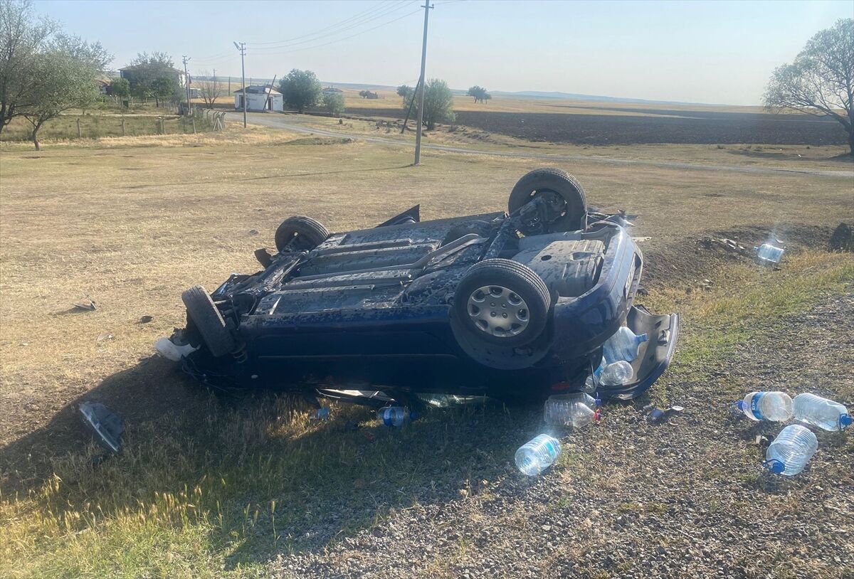 Konya'da devrilen otomobildeki 2 kişi yaralandı