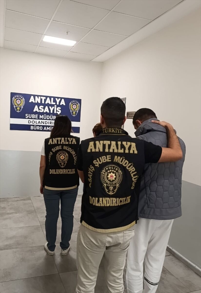 Antalya'da engelli kişiyi evini satarak dolandırdığı iddia edilen şüpheli tutuklandı