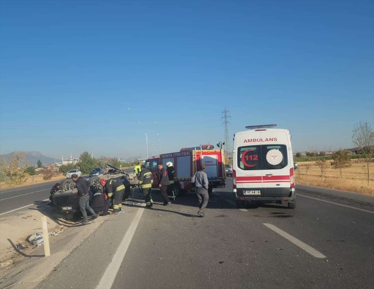 Konya'da devrilen otomobildeki 3 kişi yaralandı