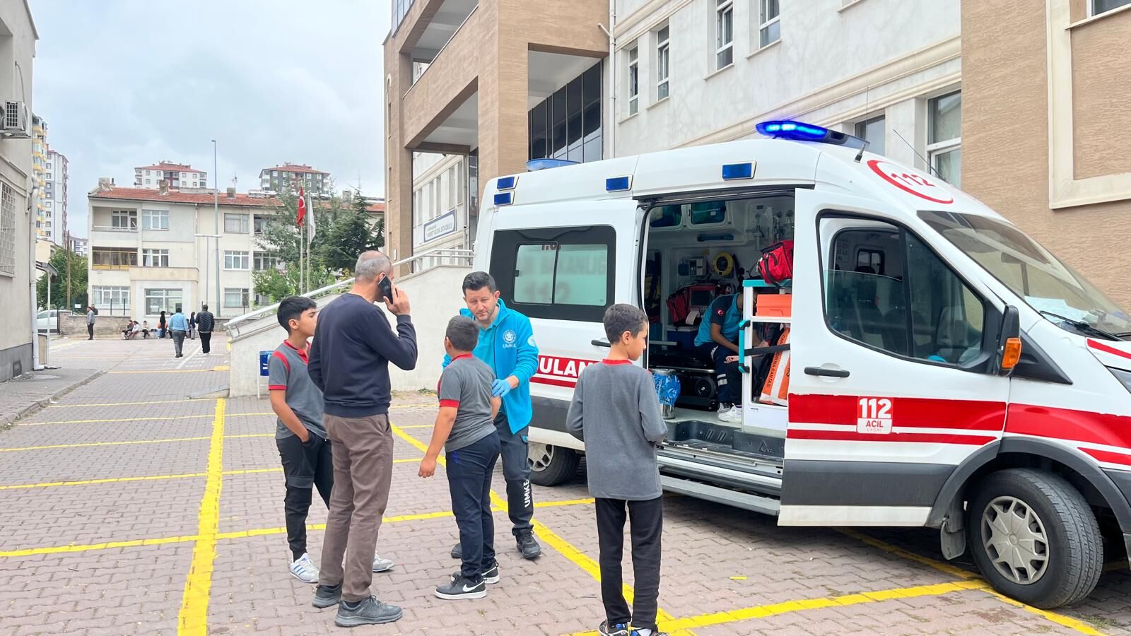 Kayseri'de yanlışlıkla çalınan yangın alarmıyla oluşan panikte 14 öğrenci yaralandı