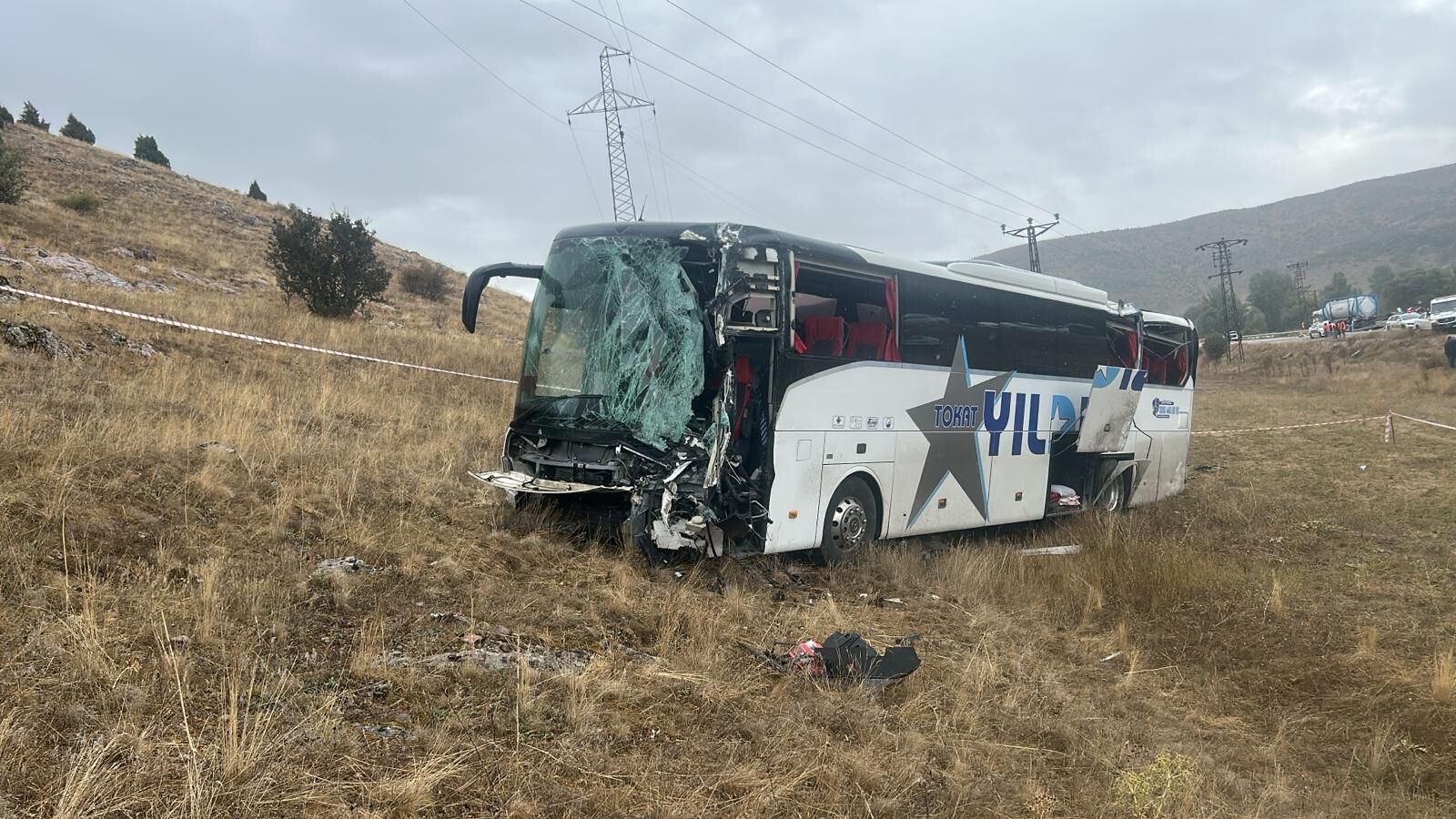 Sivas'ta yolcu otobüsü ile tırın çarpıştığı kazada 20 kişi yaralandı