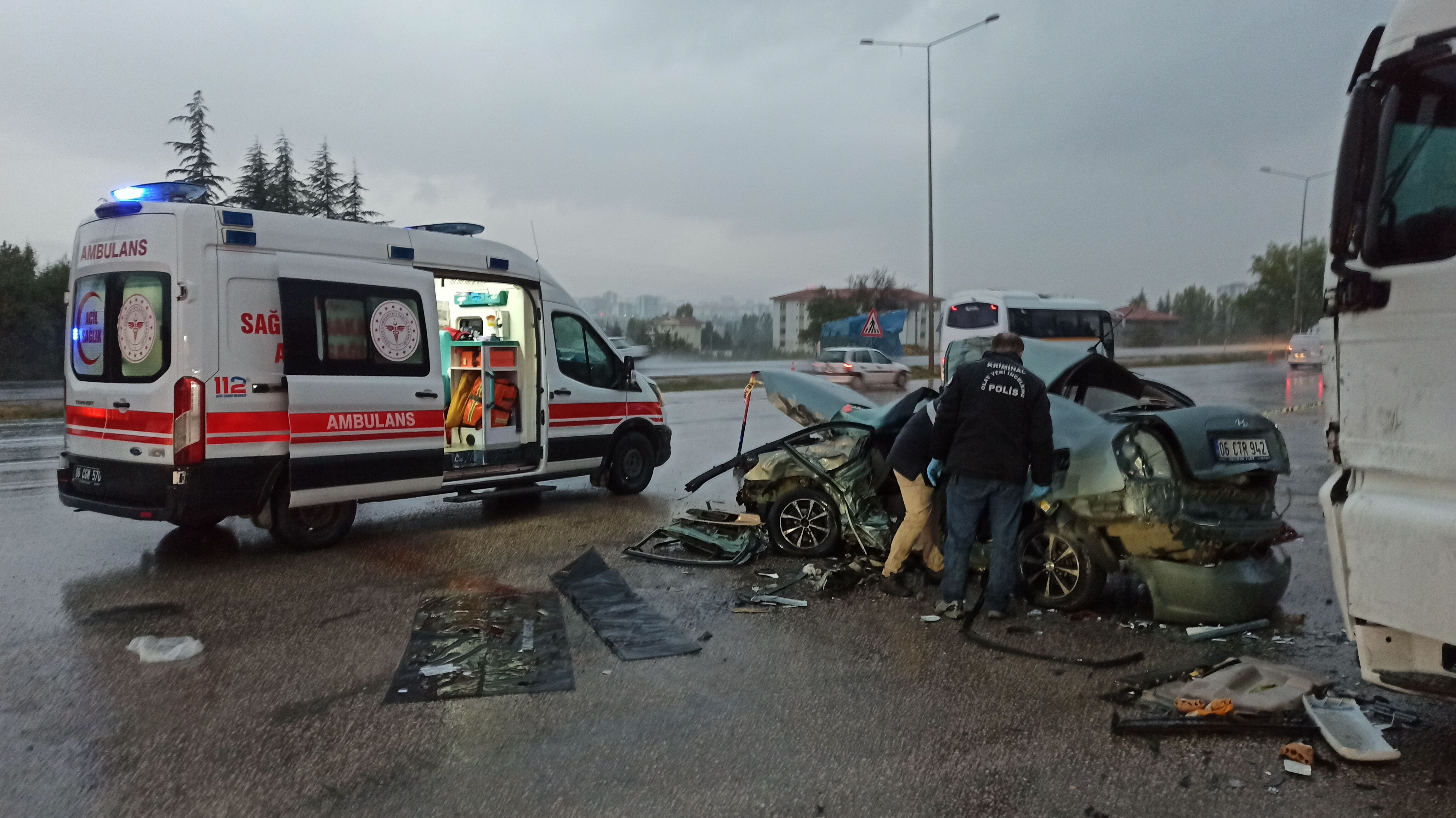 Ankara'da park halindeki tıra çarpan otomobildeki 3 kişi öldü, 2 kişi yaralandı