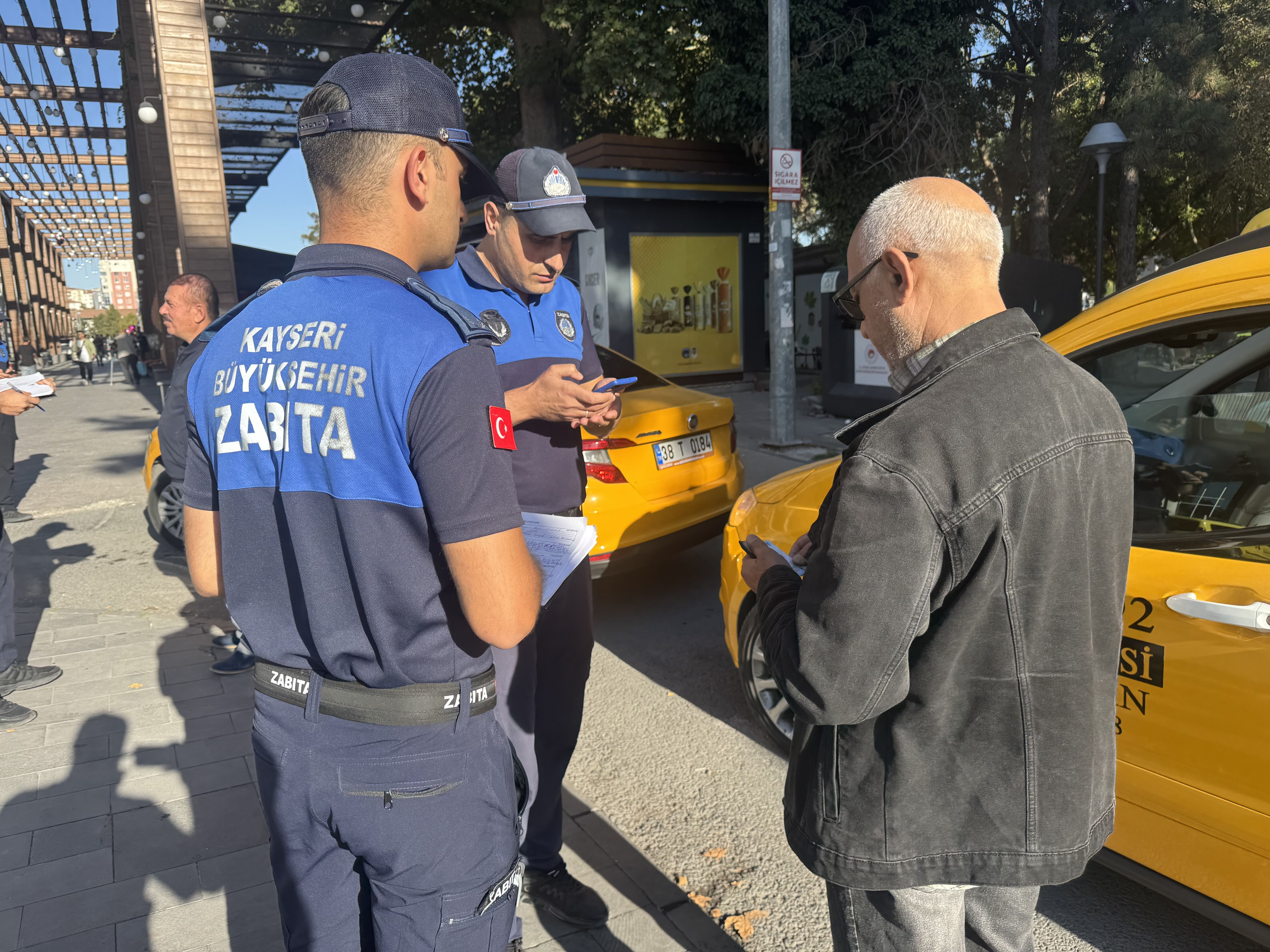 Büyükşehir Belediyesi zabıta ekipleri, taksi ve durakları denetledi
