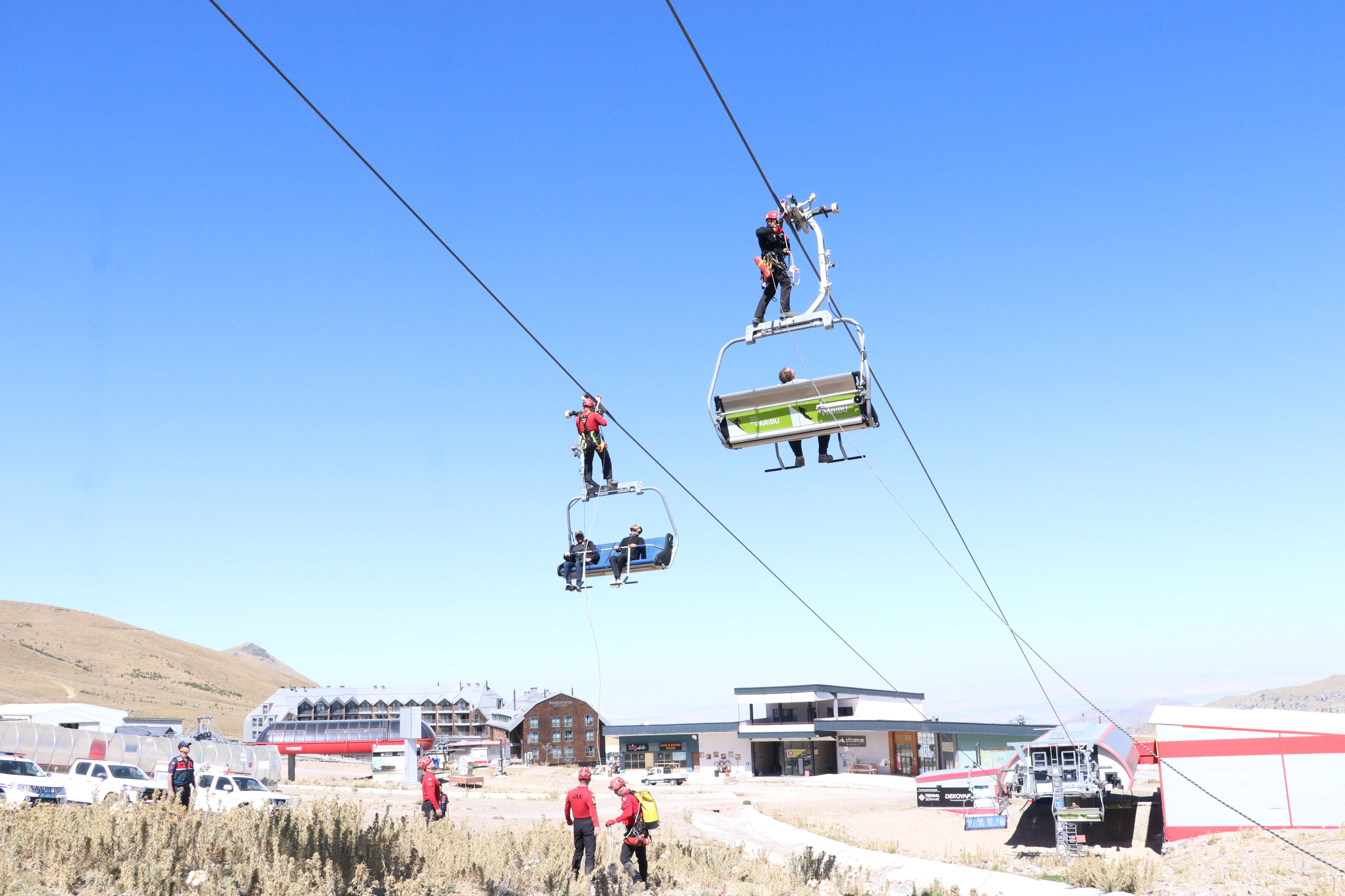 Erciyes Kayak Merkezi'nde kurtarma ekipleri tatbikatlarla yeni sezona hazırlanıyor
