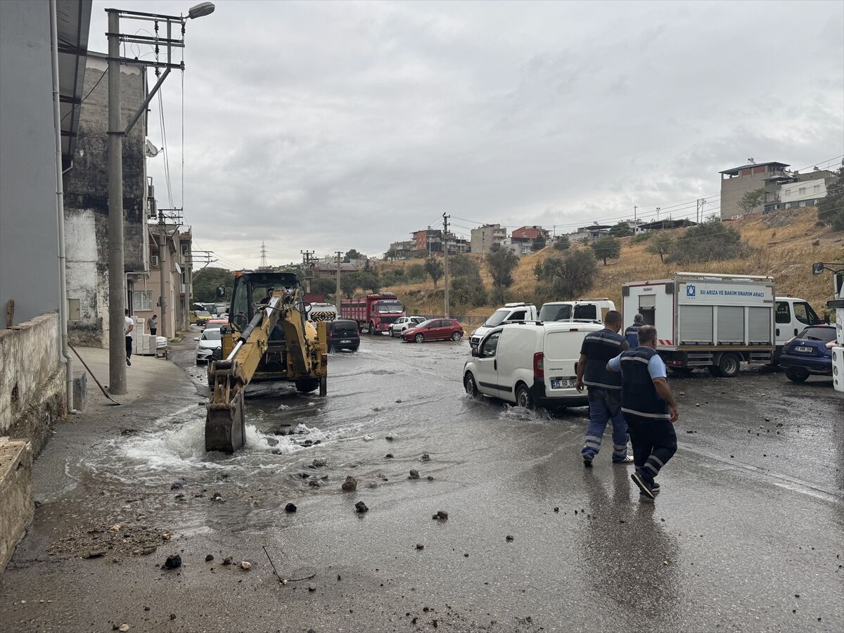 İzmir'de patlayan su borusunun onarılmamasına mahalleliden tepki