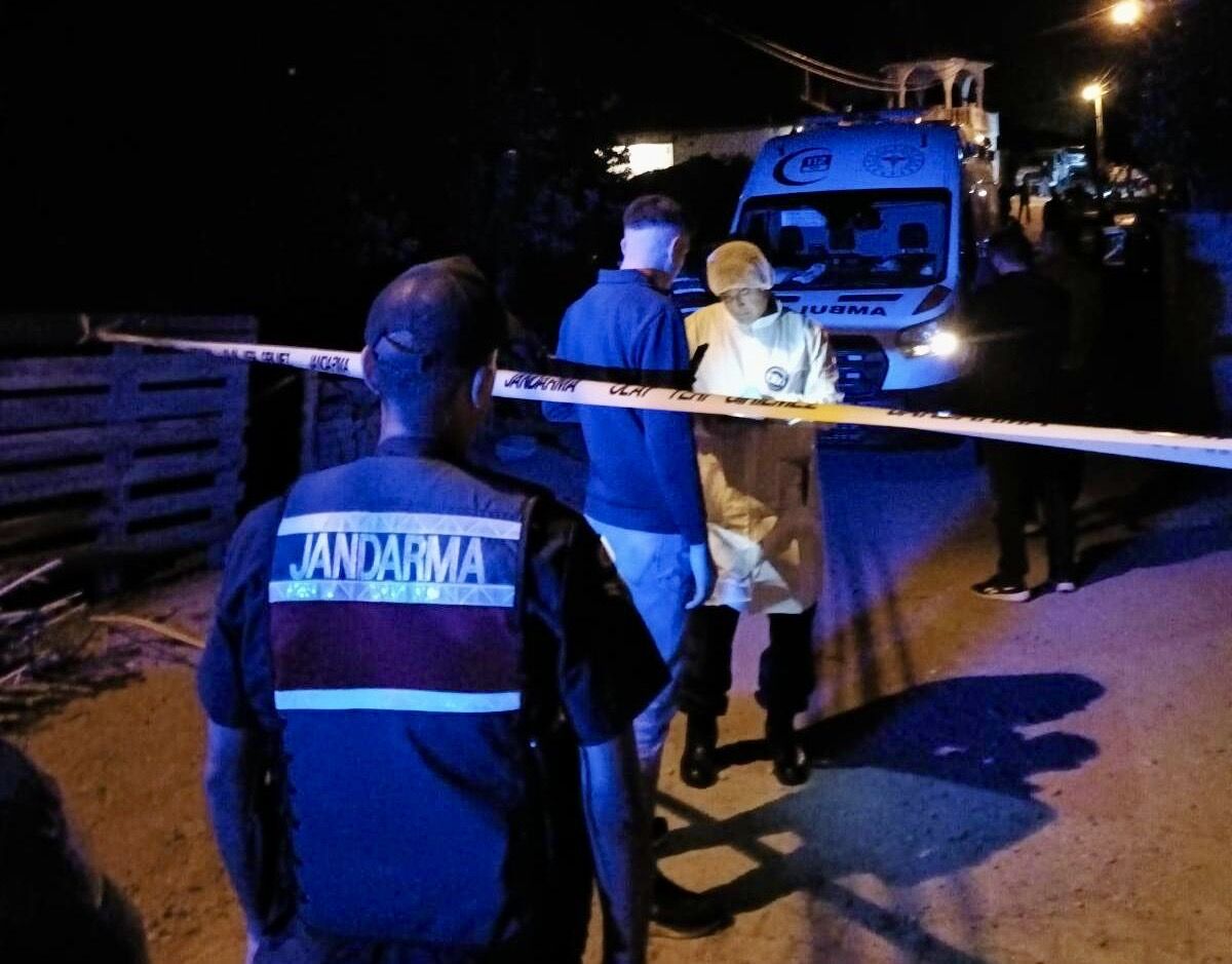 Kırşehir'de bir kişi, anne ve babasını bıçakla öldürüp 2 akrabasını yaraladı