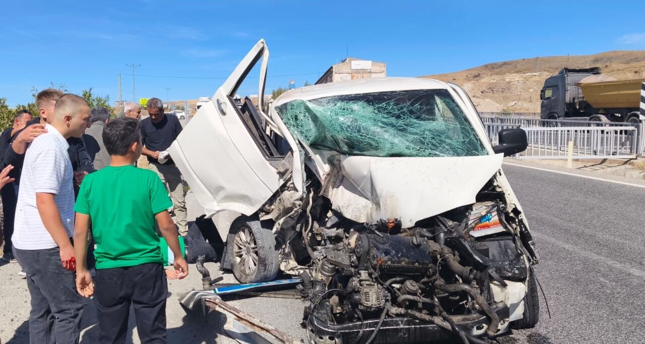 Yozgat'ta iki otomobilin çarpıştığı kazada 5 kişi yaralandı