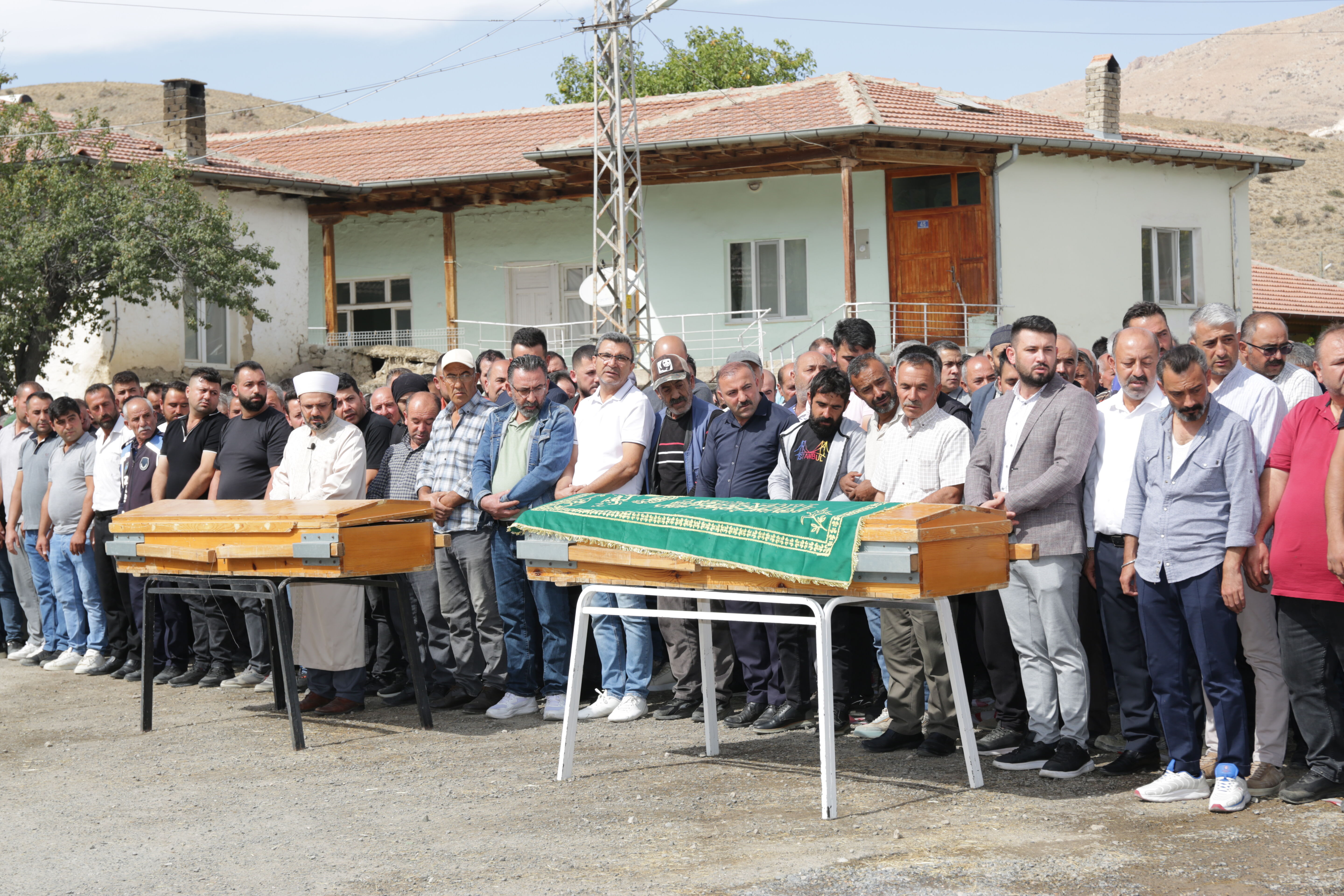 Konya'da trafik kazasında hayatını kaybeden ikiz kardeşler defnedildi