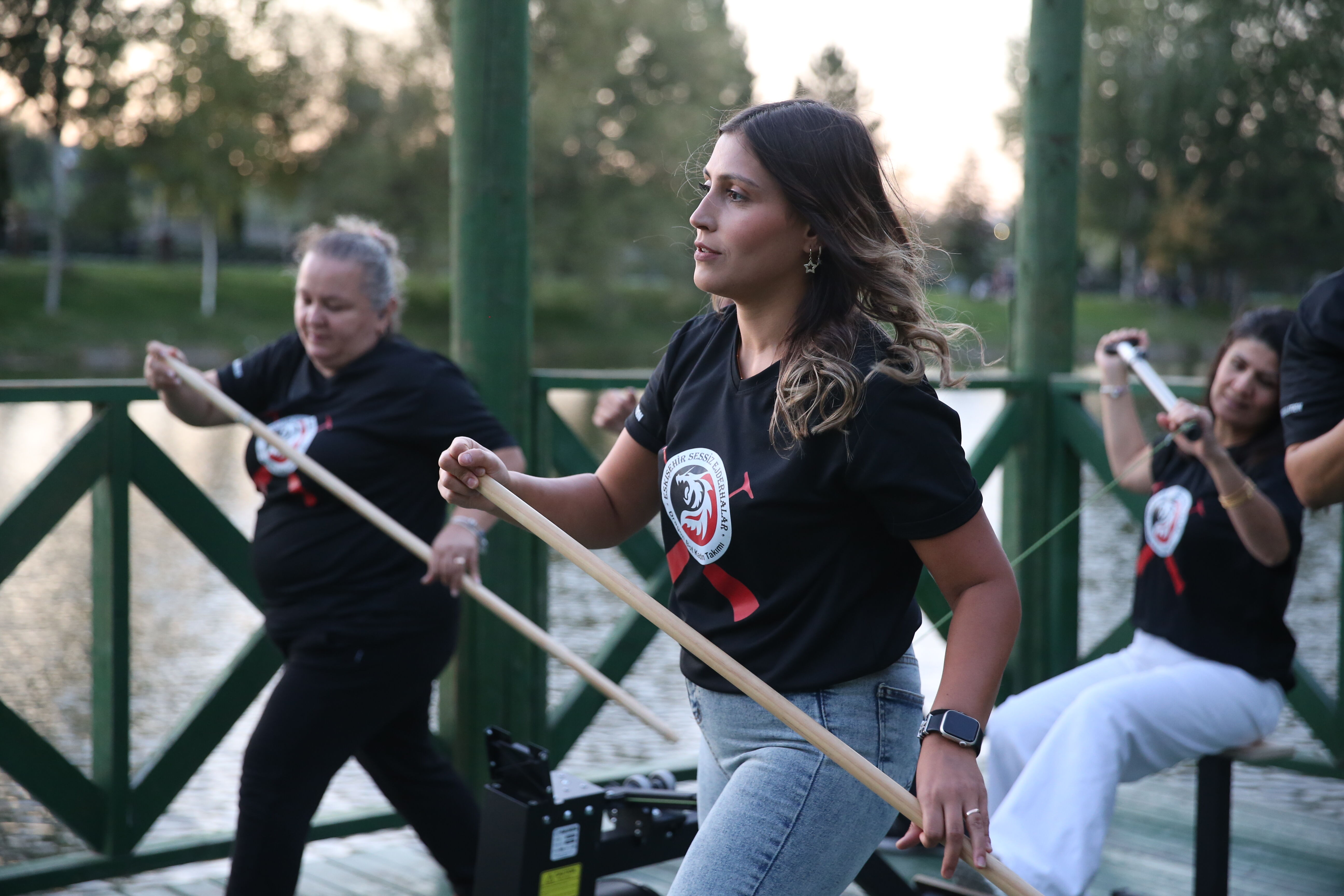 İşitme engelli kadınlardan oluşan 'Sessiz Ejderhalar', engelleri aşmak için kürek çekiyor