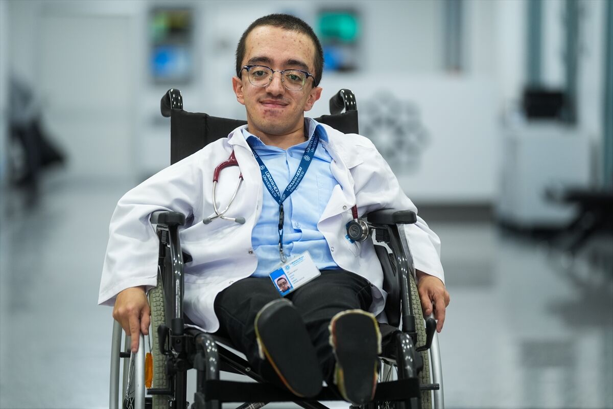 Cam kemik hastalığıyla büyüyen Hamza 'doktorluk' hayalini gerçeğe dönüştürdü