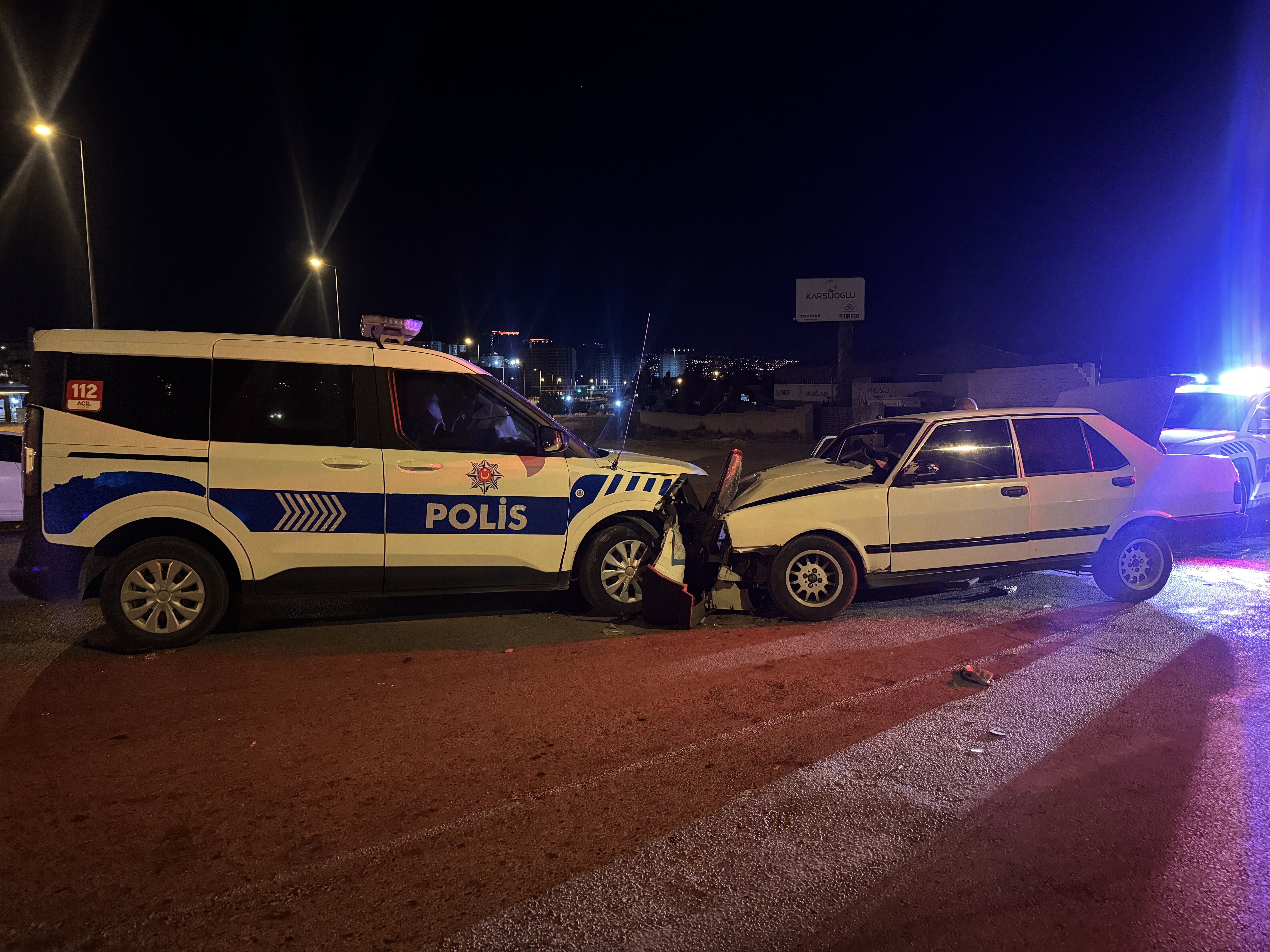 Polisin 'dur' ihtarına uymayan sürücü ekip aracına çarptı, 2 polis yaralandı