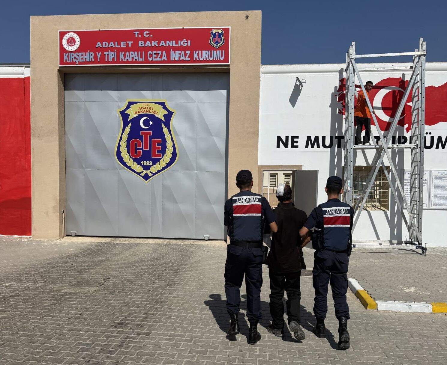 Kırşehir'de 15 yıl 6 ay kesinleşmiş hapis cezası bulunan firari yakalandı
