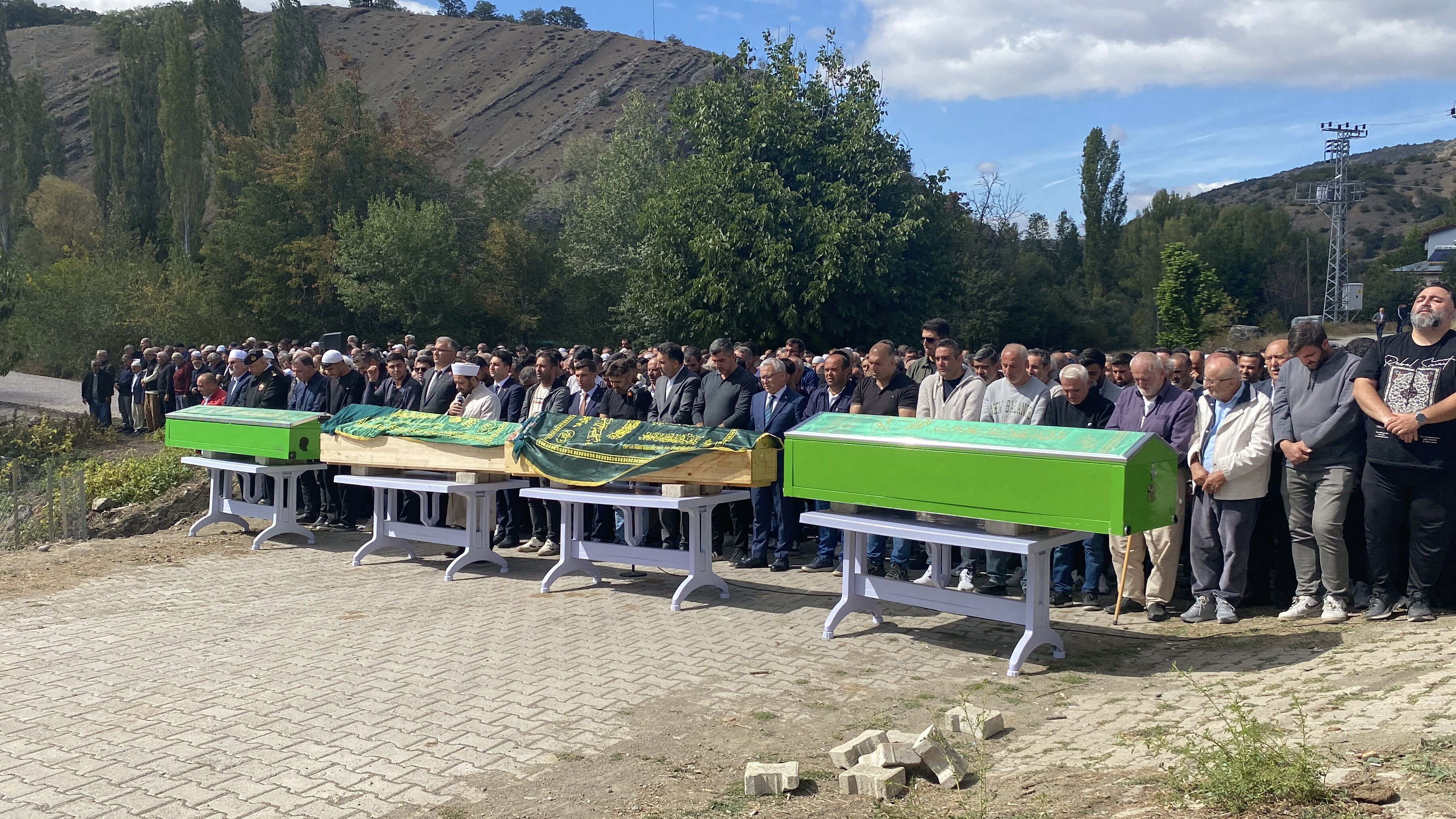 Sivas'ta trafik kazasında ölen 4 kişinin cenazesi toprağa verildi