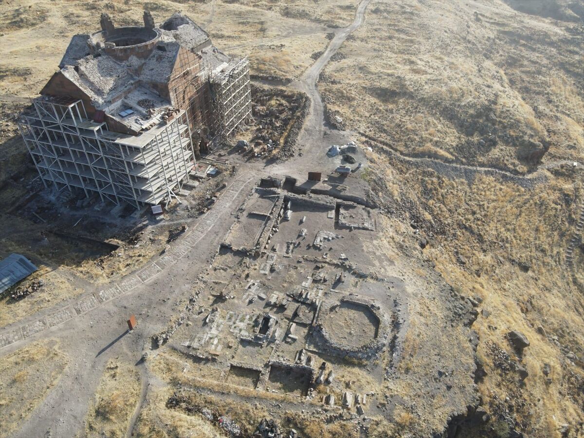 Bakan Ersoy, Ani'deki kazılarda Selçuklu dönemine ait kümbet bulunduğunu duyurdu:
