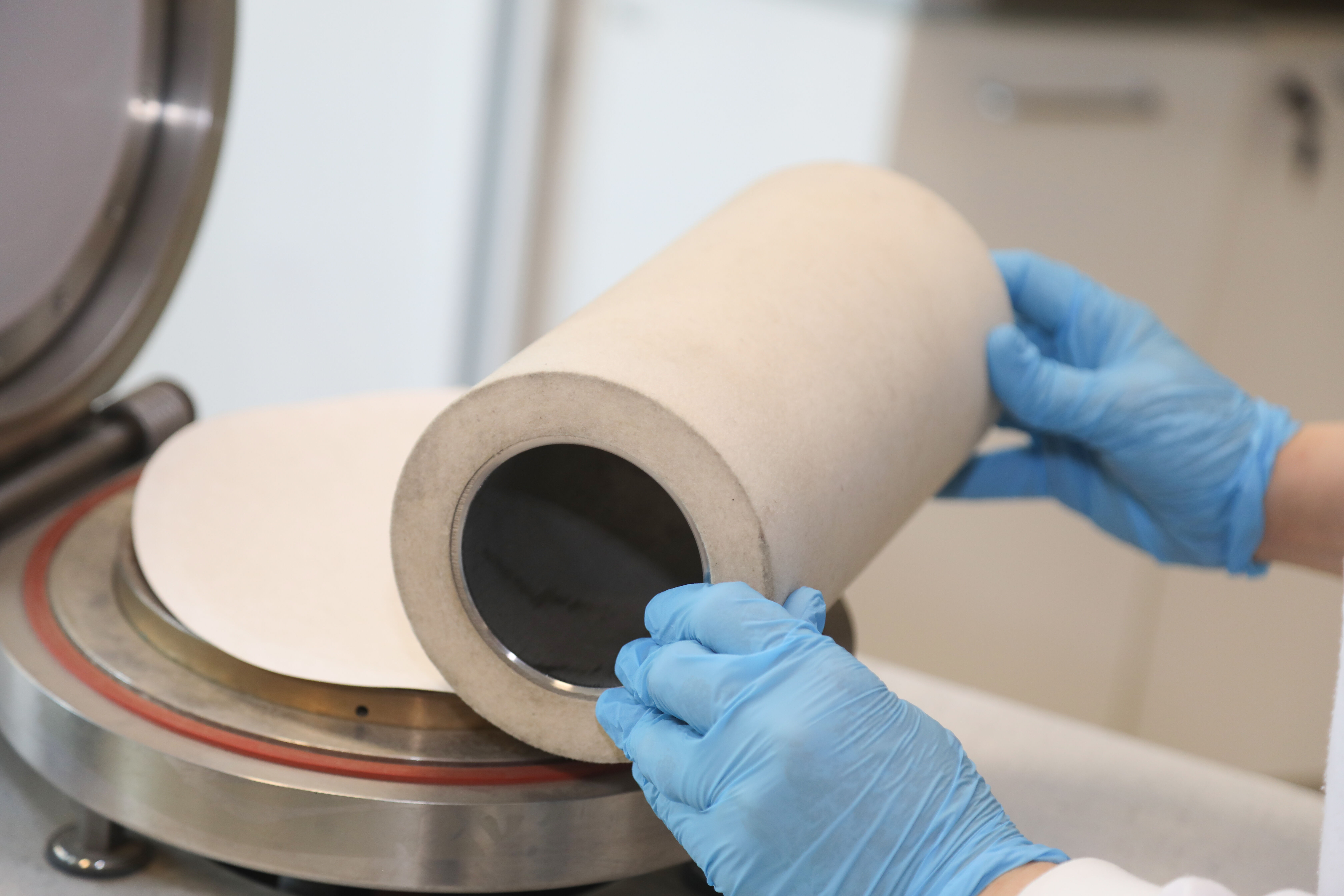 Kağıt atıklarından üretilen saksı, plastik fidan poşetine alternatif olacak