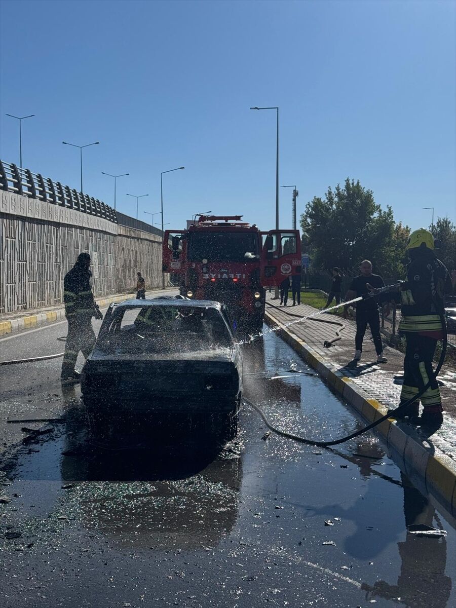 Sivas'ta seyir halindeki otomobilde çıkan yangında sürücü yaralandı