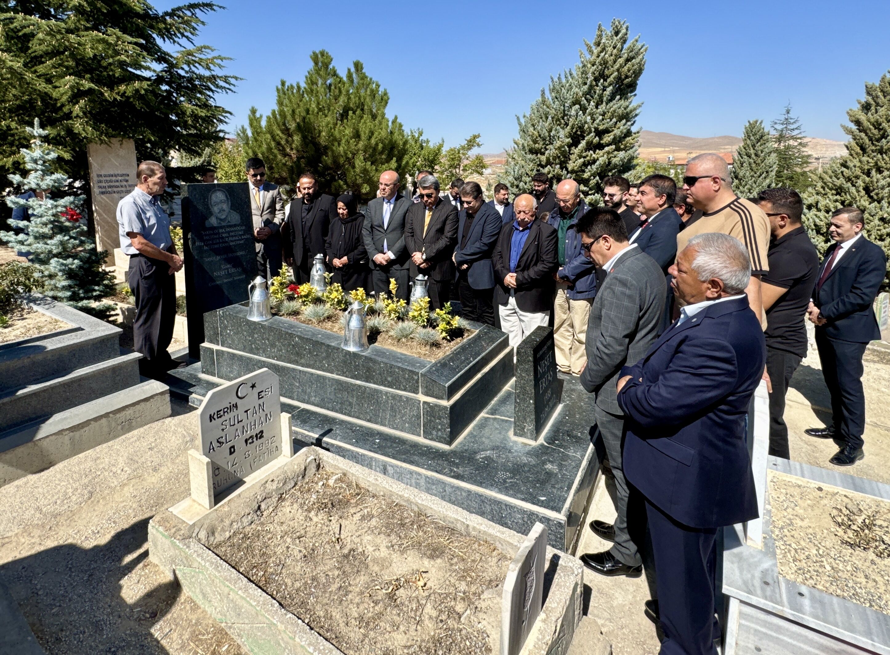 'Bozkırın Tezenesi' halk ozanı Neşet Ertaş, mezarı başında anıldı