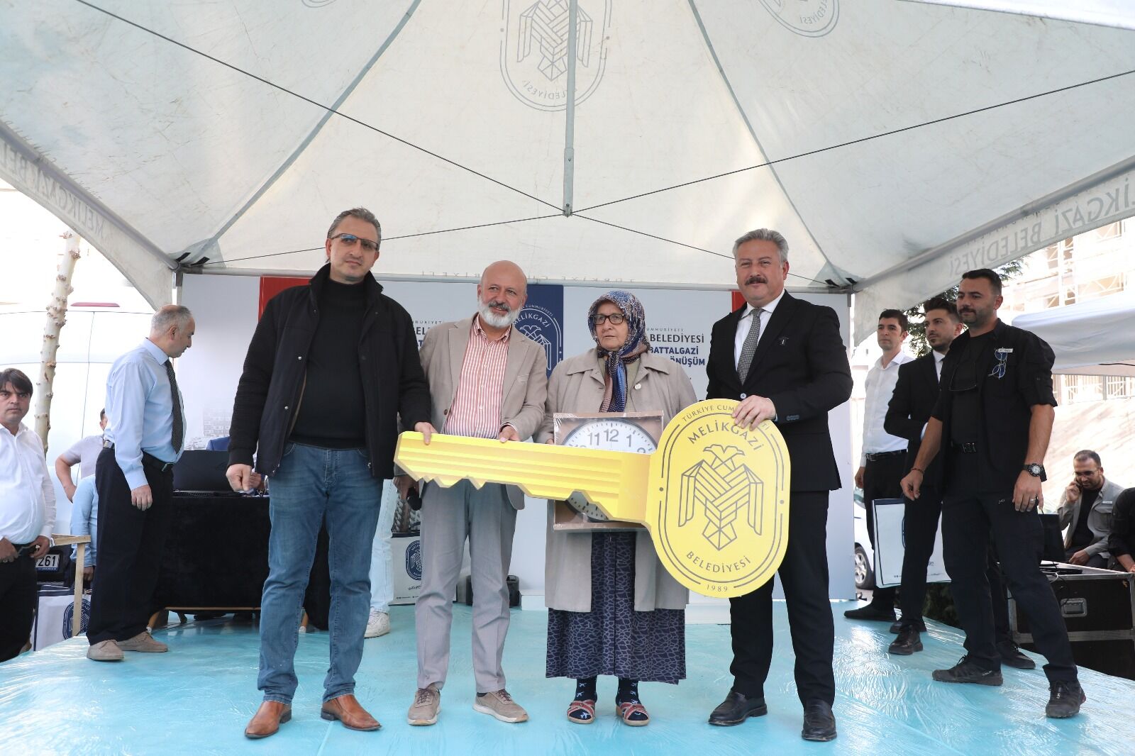 Melikgazi'de kentsel dönüşüm kapsamında yapılan 300 daire için kura ve teslim törenini yapıldı