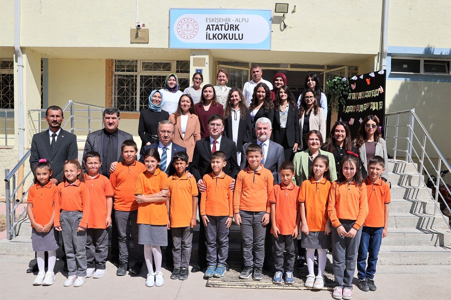 TEI, Alpu ilçesindeki 700 öğrenciye kırtasiye seti desteğinde bulundu