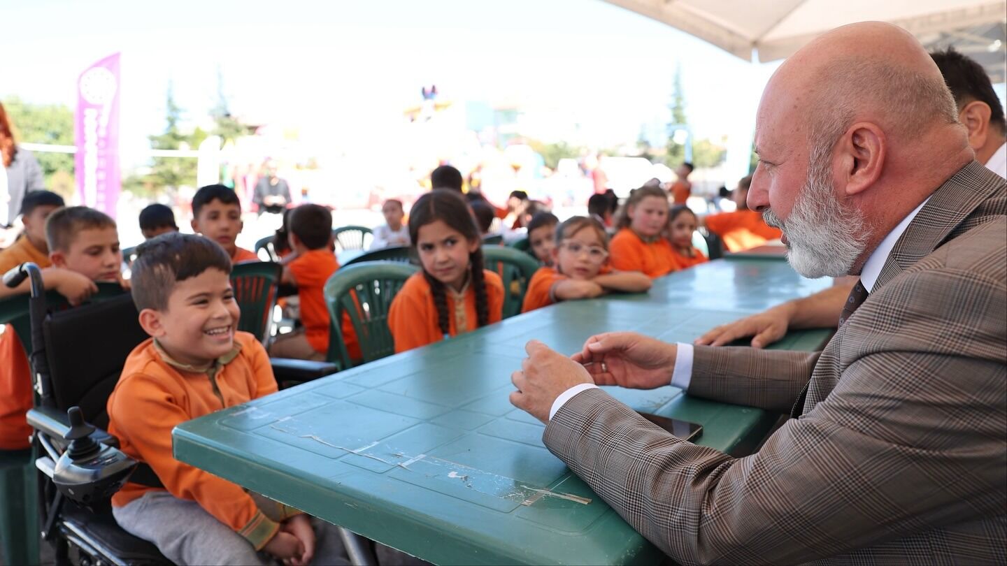 Başkan Çolakbayrakdar, minik öğrencilerle bir araya geldi