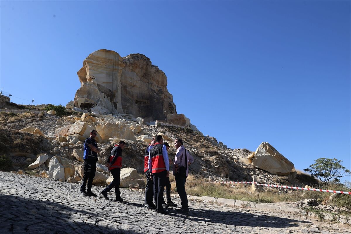 Nevşehir'de Kadıkalesi'nden kaya kopması yaşanan alanda çalışma başlatıldı