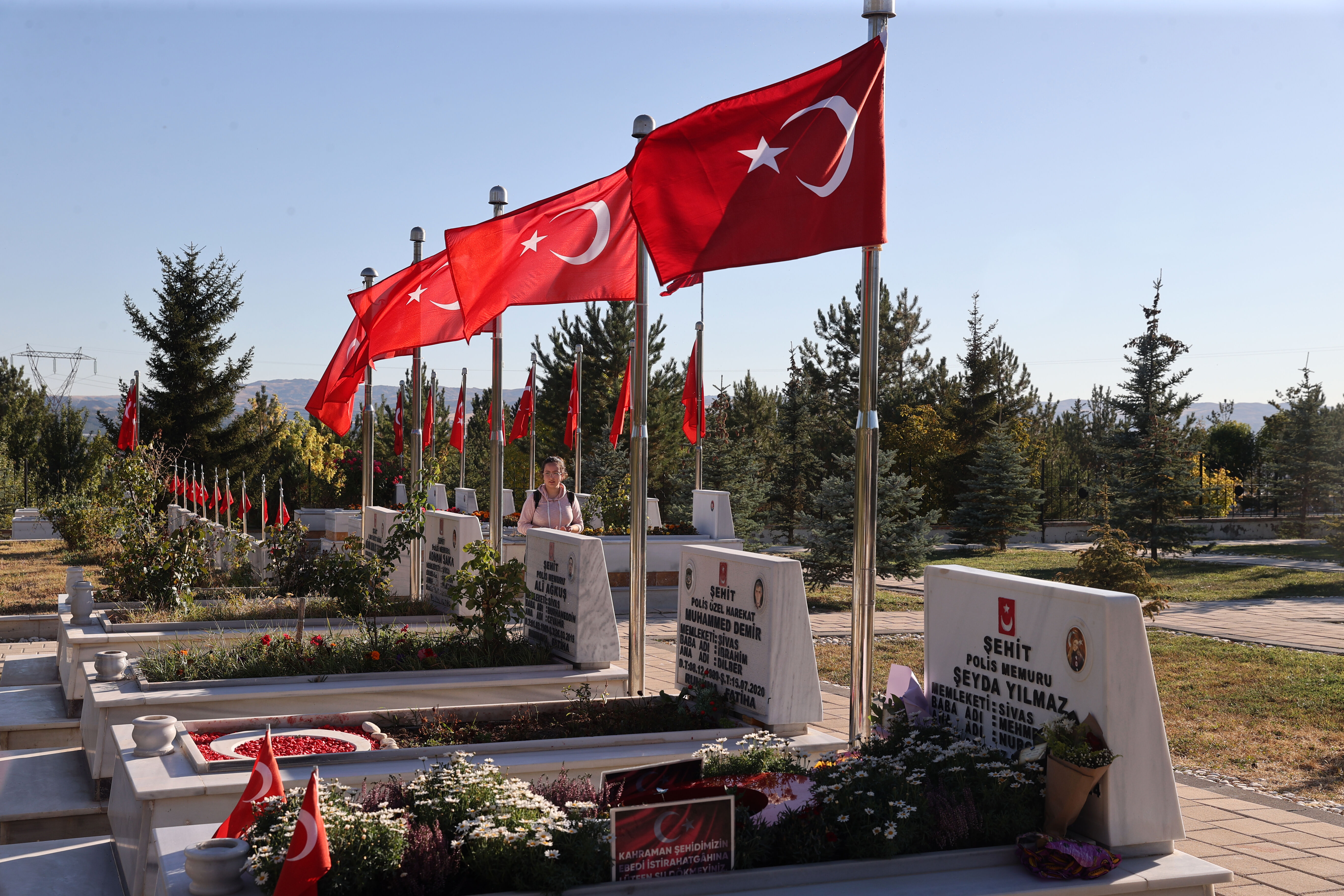 Şehit Şeyda Yılmaz memleketi Sivas'ta mezarı başında anıldı