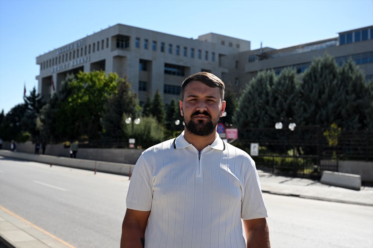 Başkentte bir taksicinin trafikte tartıştığı kişilerce darbedilmesi araç içi kamerasında