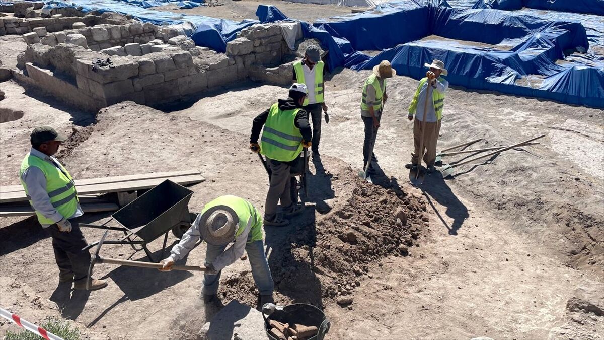 Kayseri'deki Geç Roma dönemine ait mozaikli yapı alanında, çocuk ve yetişkin mezarı bulundu