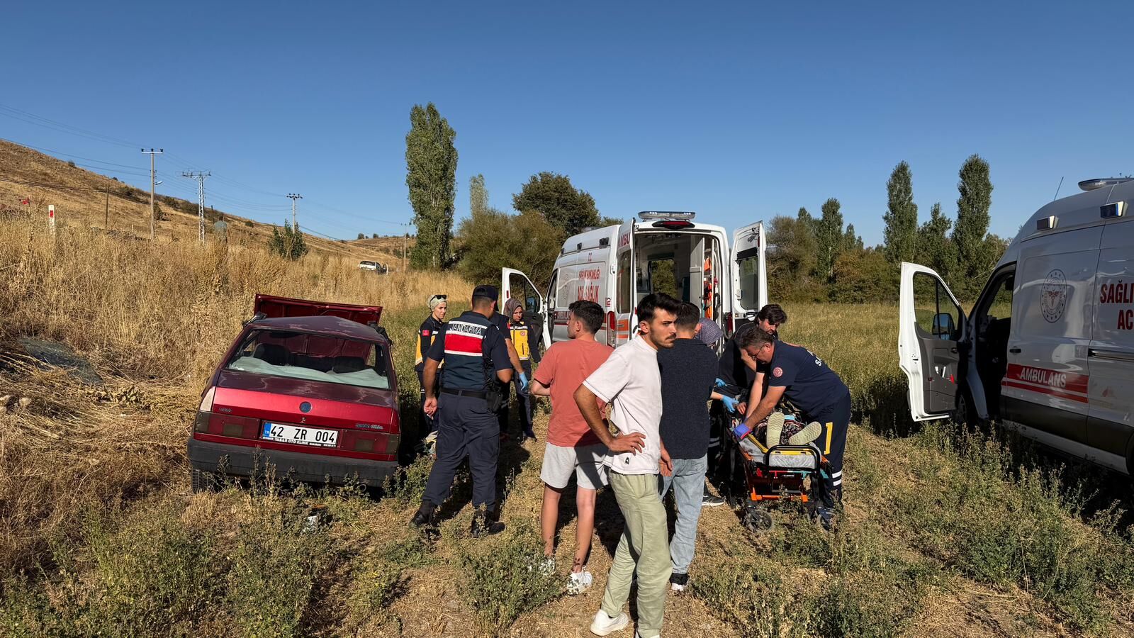 Konya'da yoldan çıkarak boş araziye giren otomobildeki çift yaralandı