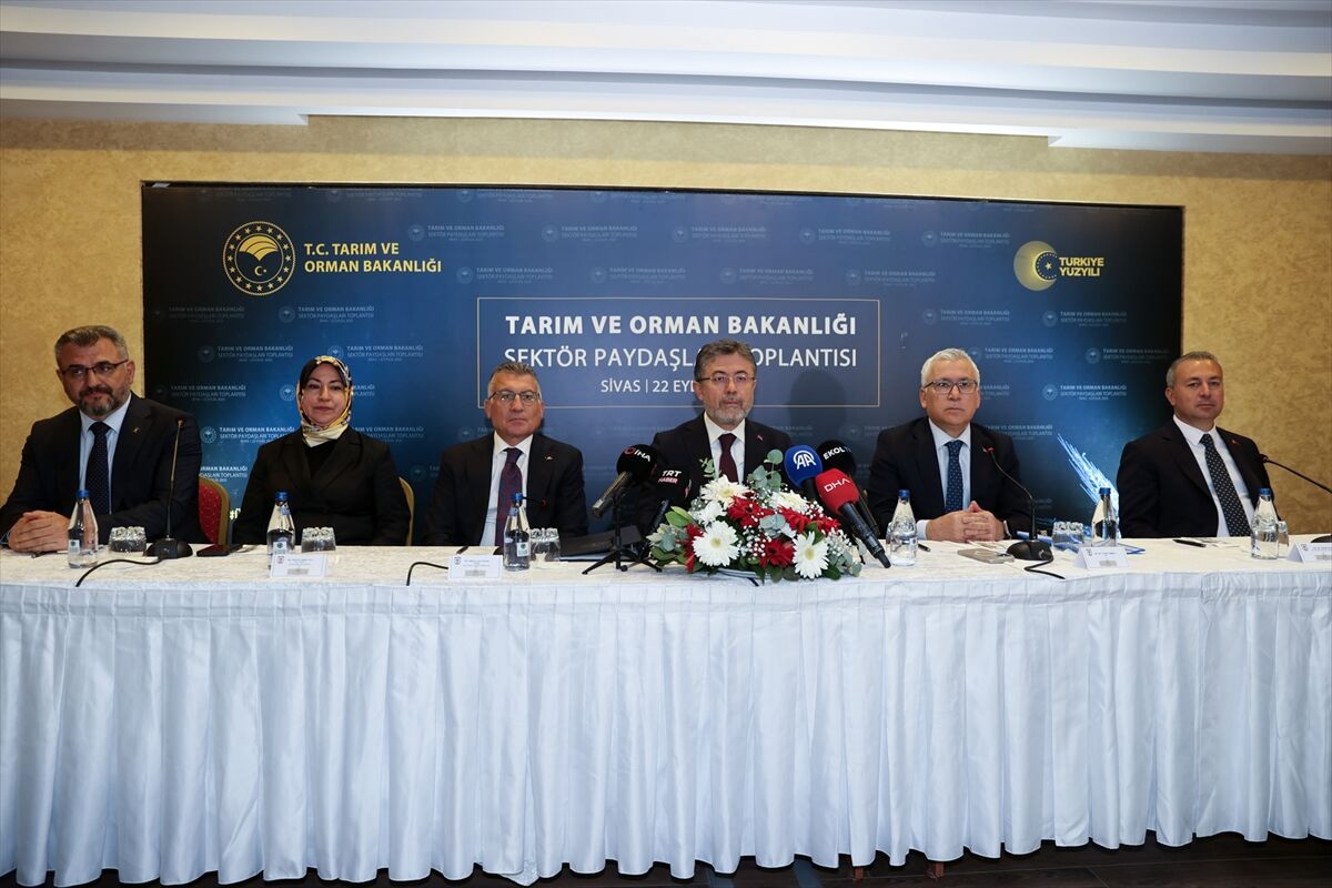Tarım ve Orman Bakanı Yumaklı, Sivas'ta tarım sektörü temsilcileriyle buluştu: