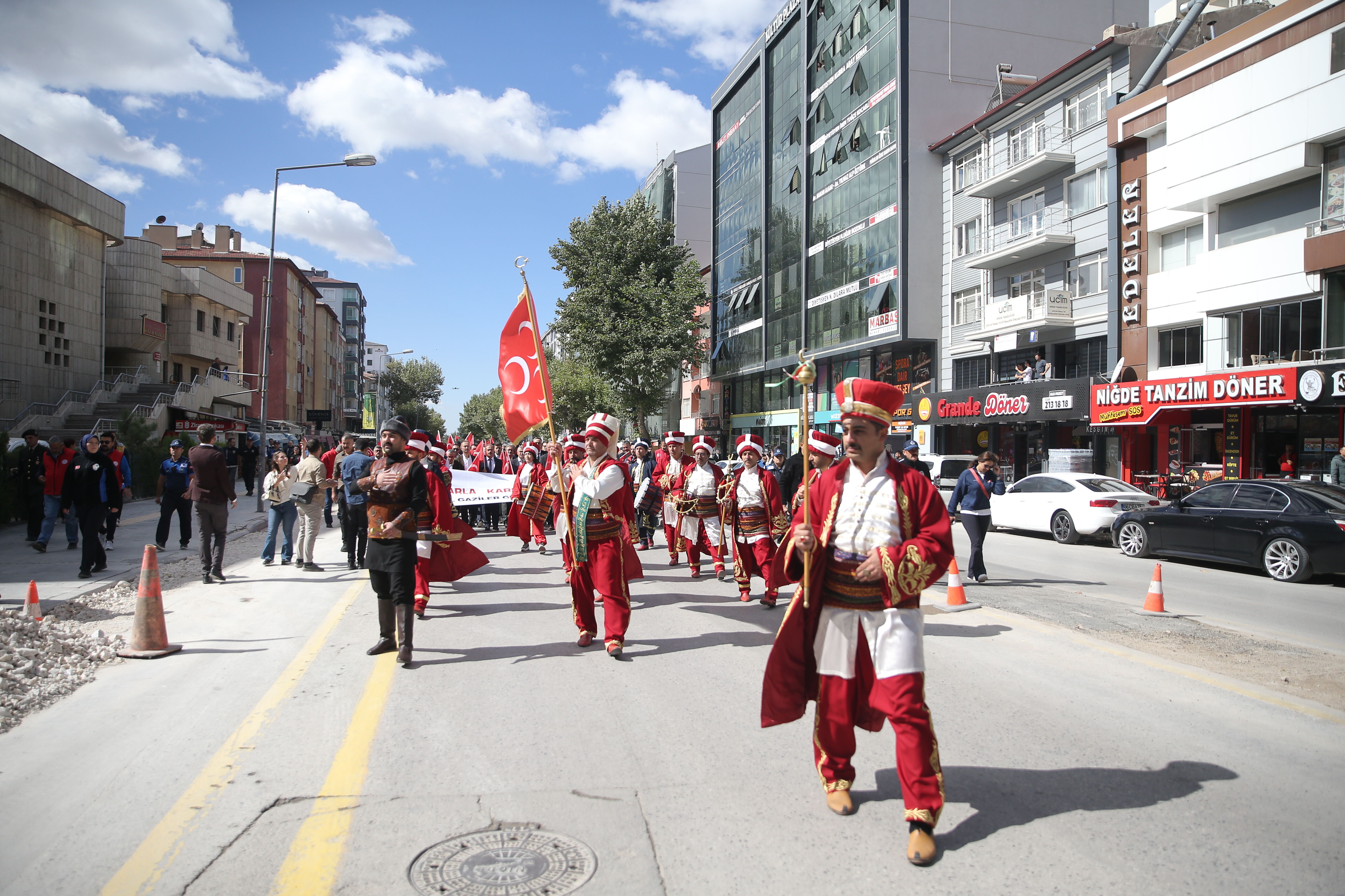 Davul sevgisi Ayşe Ezer'i mehter takımına taşıdı