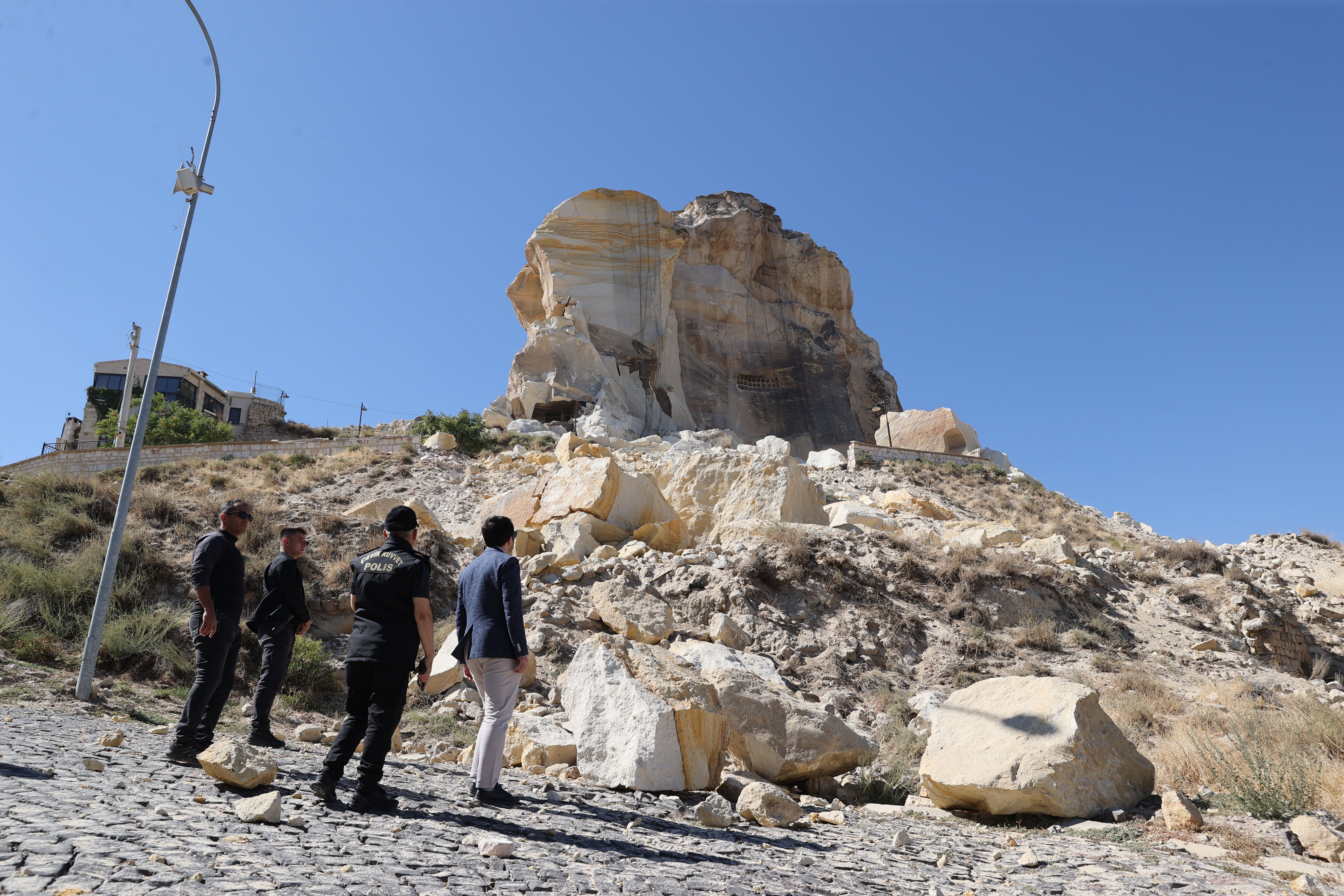 Nevşehir'de Kadıkalesi'nden kopan kaya parçası düştü