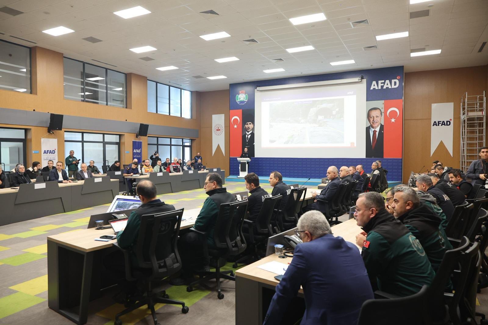 Rize'de etkili olan sağanağa ilişkin AFAD Müdürlüğü'nde koordinasyon toplantısı yapıldı