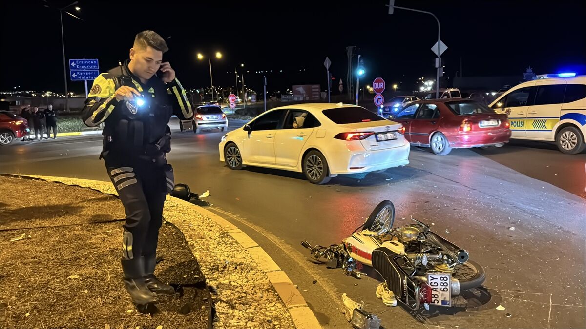 Sivas'ta otomobille çarpışan motosikletin sürücüsü ağır yaralandı